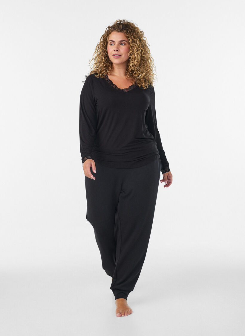 Blouse en viscose avec d&eacute;tails en dentelle et col en V, Noir, Model image number 1