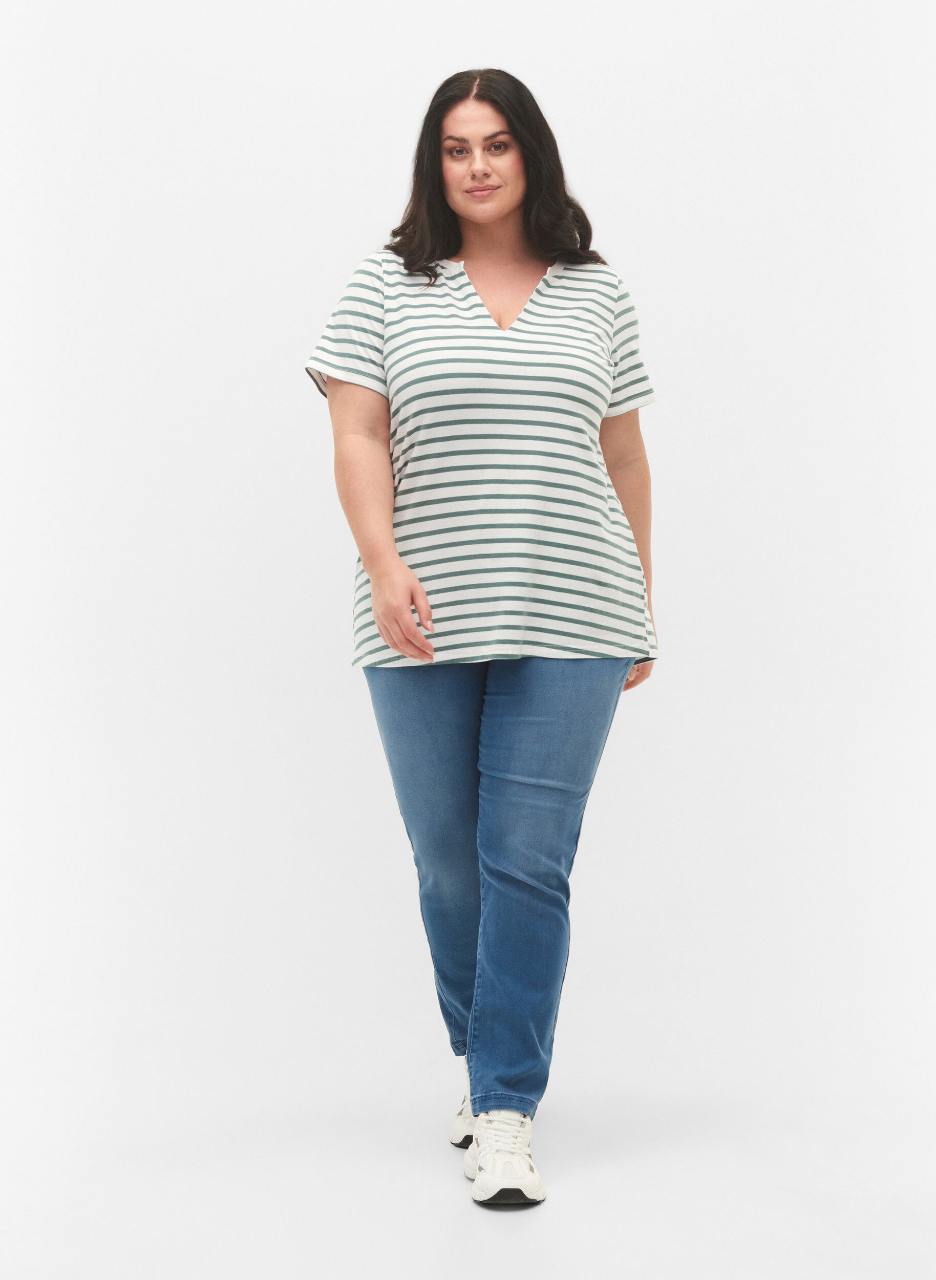 Zizzi T-shirt en coton &agrave; rayures et encolure en V, B.White/SeaP.Stripes, Model image number 2