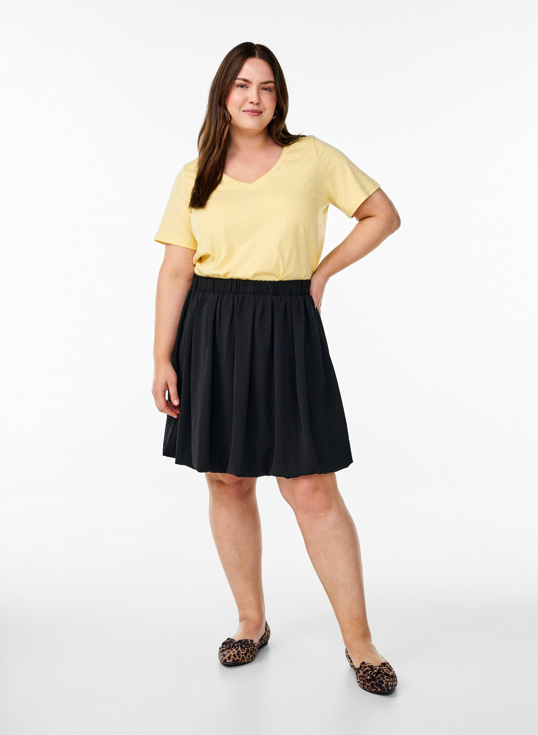 Zizzi T-shirt &agrave; manches courtes avec col en V, Jaune clair, Model image number 1