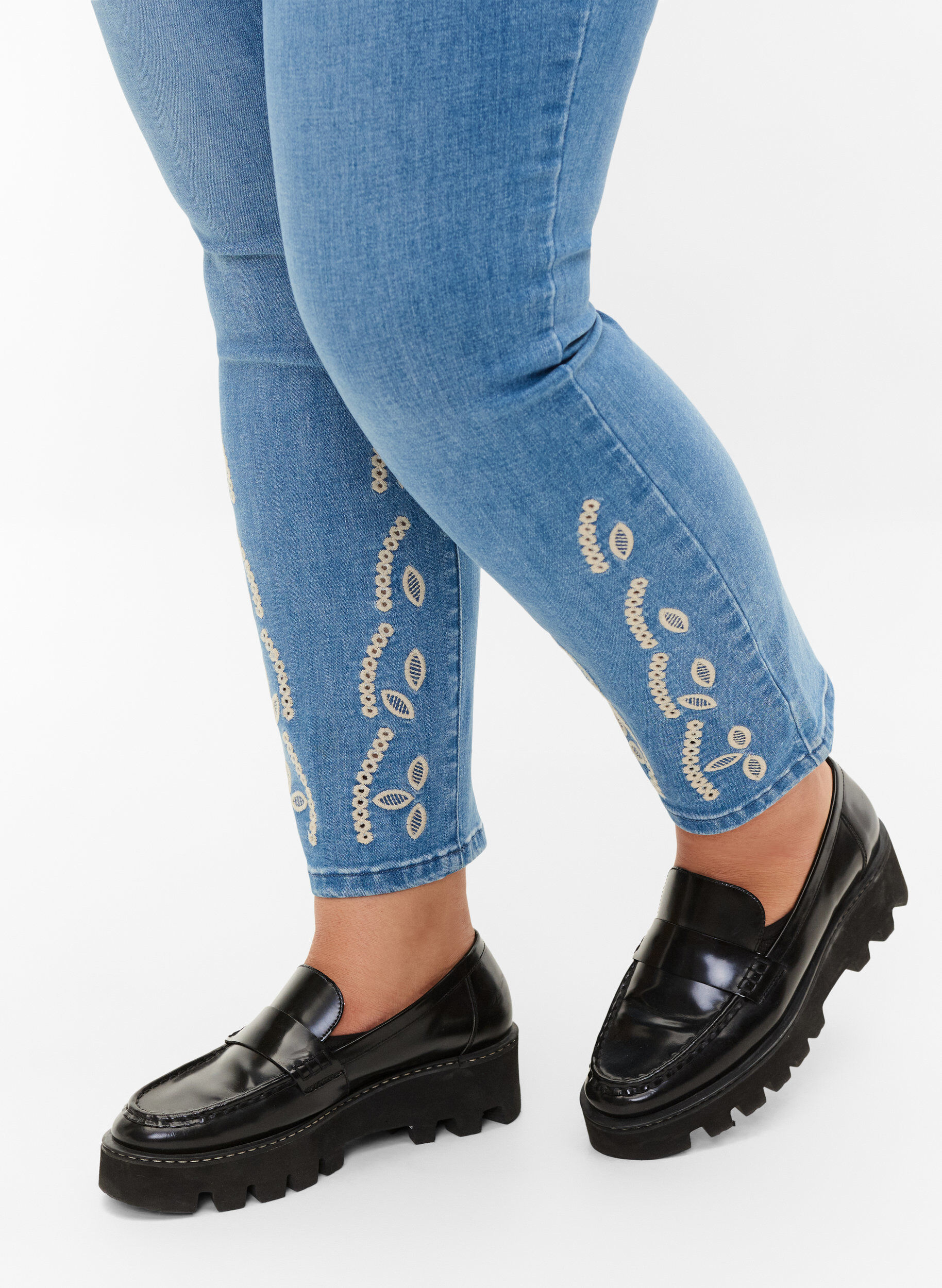 Zizzi Jean Emily avec broderie, Blue denim, Model image number 3