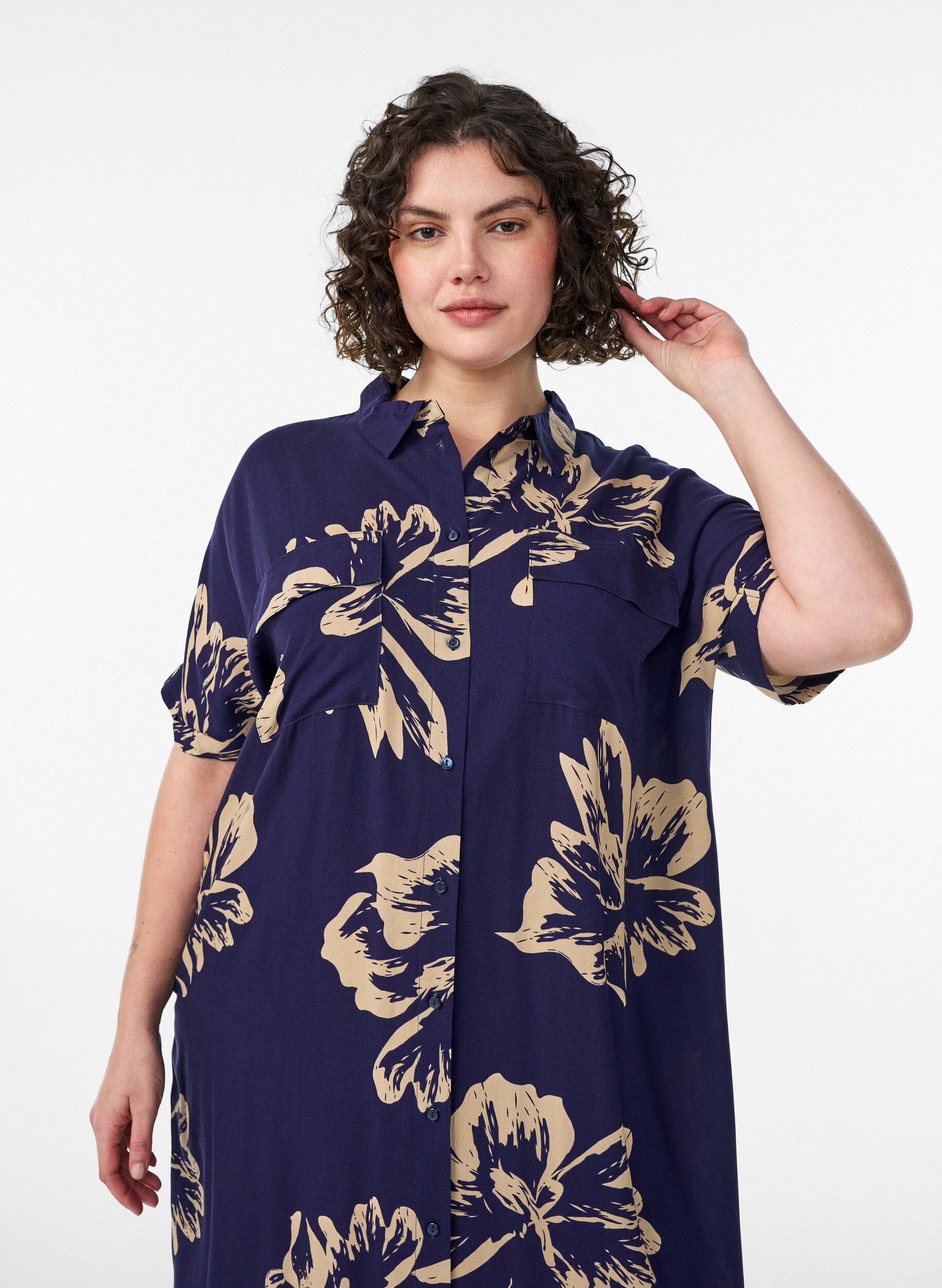 Zizzi Robe chemise longue avec manches courtes, Bleu, Model image number 2