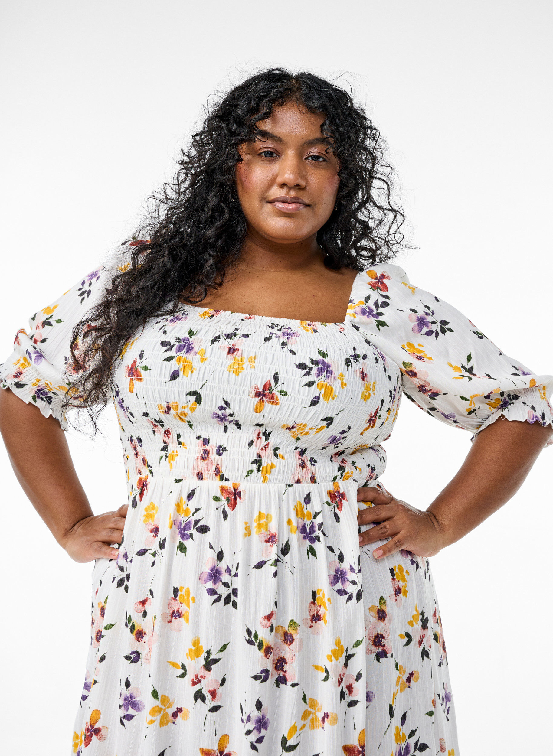 ZizziGebloemde viscose midi-jurk met smock, Wit, Model image number 2