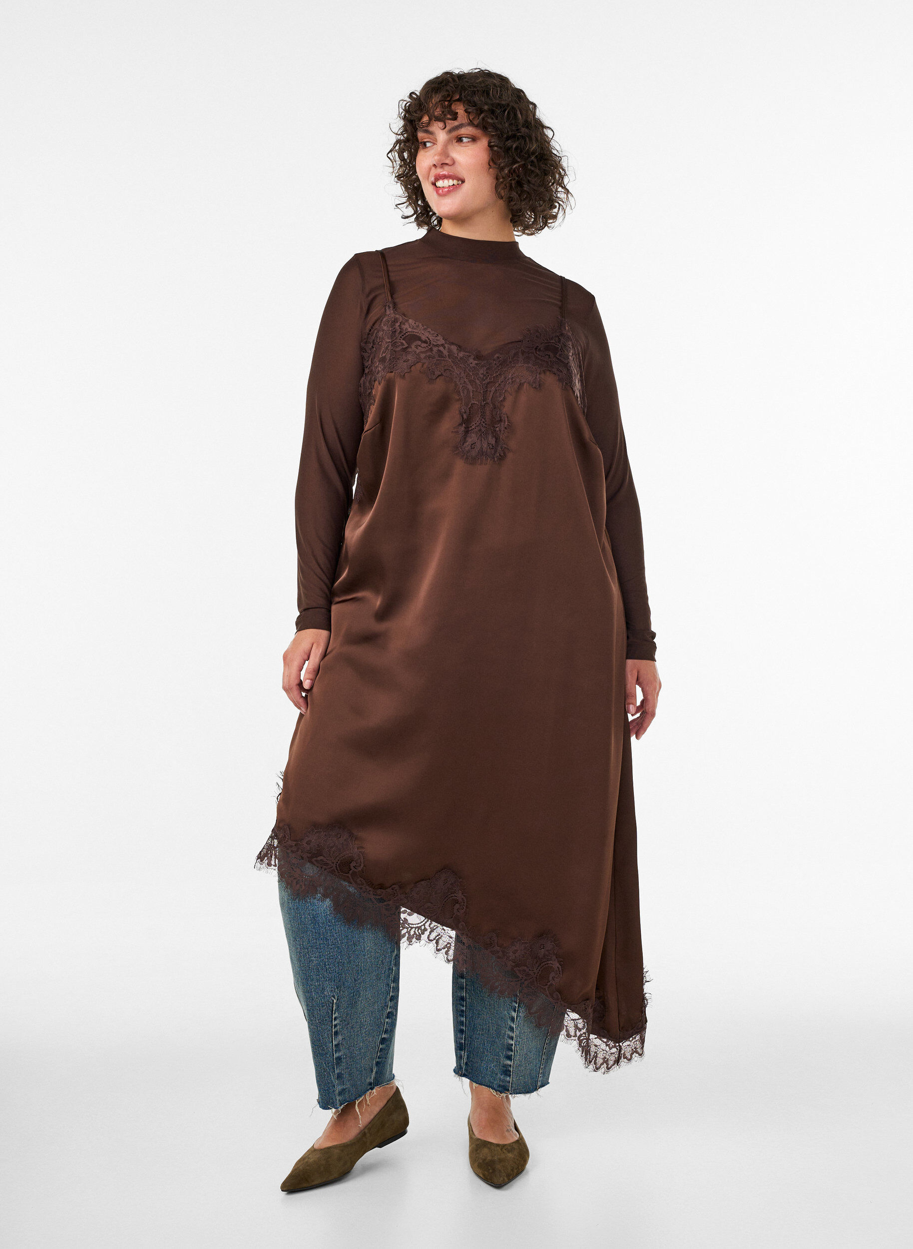 ZizziSatijnen jurk met kant en asymmetrische zoom, Bruin, Model image number 1