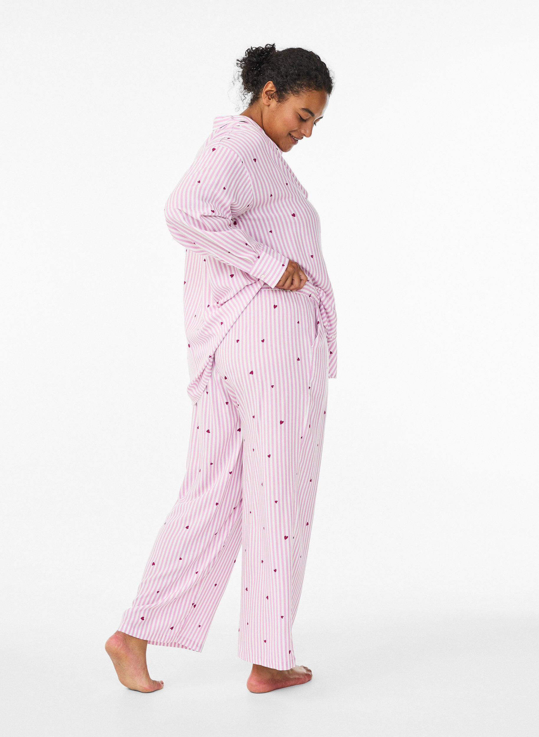 ZizziLosse nachtborek met strepen en hartjes, Roze, Model image number 1