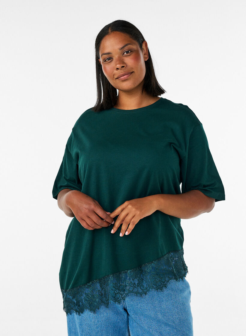 T-shirt avec ourlet asym&eacute;trique en dentelle, Vert fonc&eacute;, Model image number 0