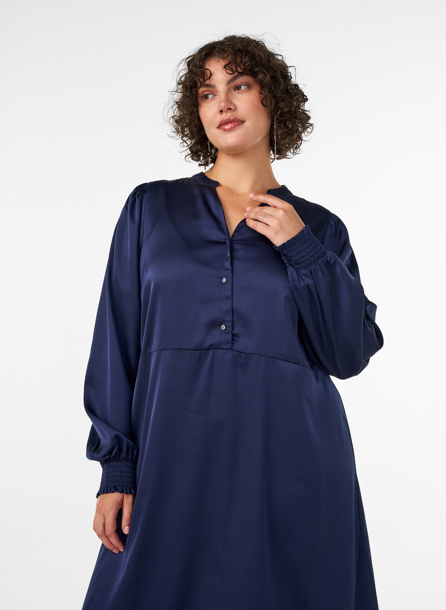 ZizziRobe en satin avec manches longues et col en V, Bleu, Model image number 2