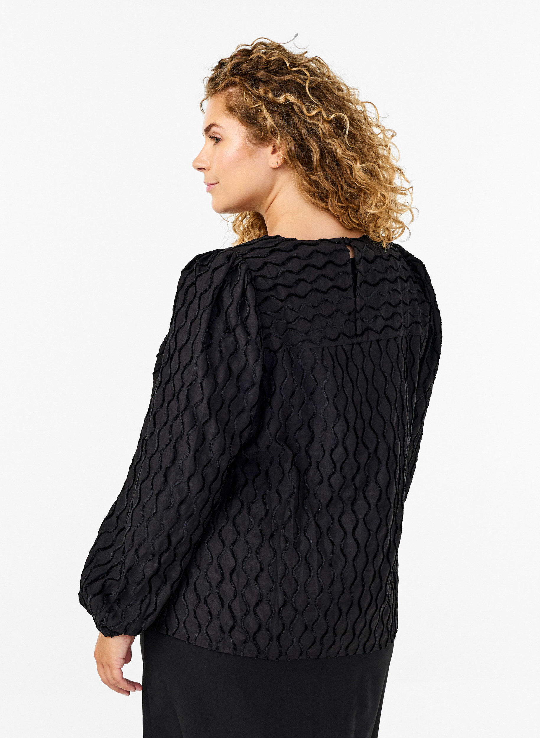 Zizzi Chemisier &agrave; manches longues &agrave; motifs avec un col en V, Black, Model image number 1