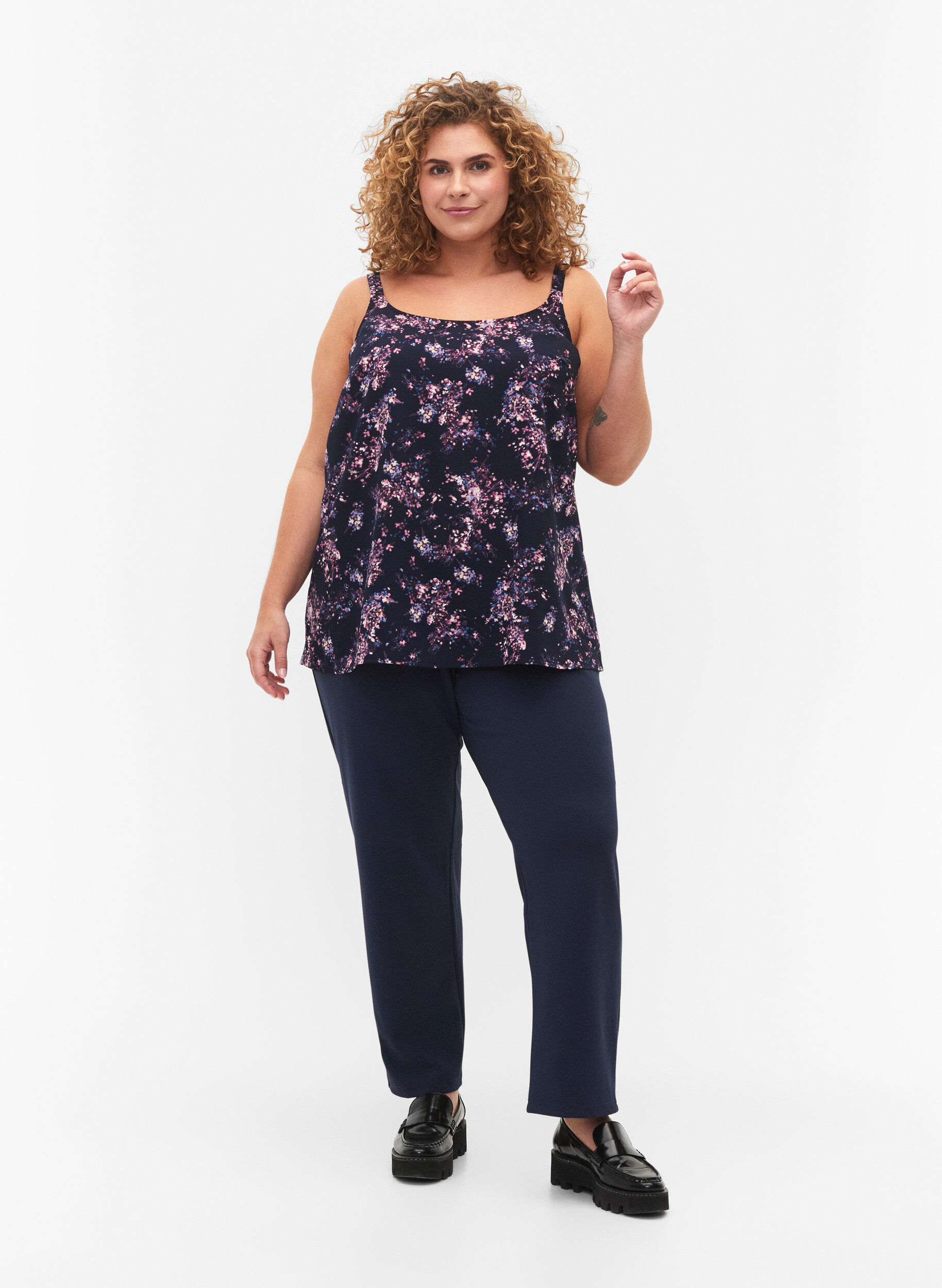 Zizzi FLASH - Top avec imprim&eacute;, Navy Rose Flower, Model image number 2