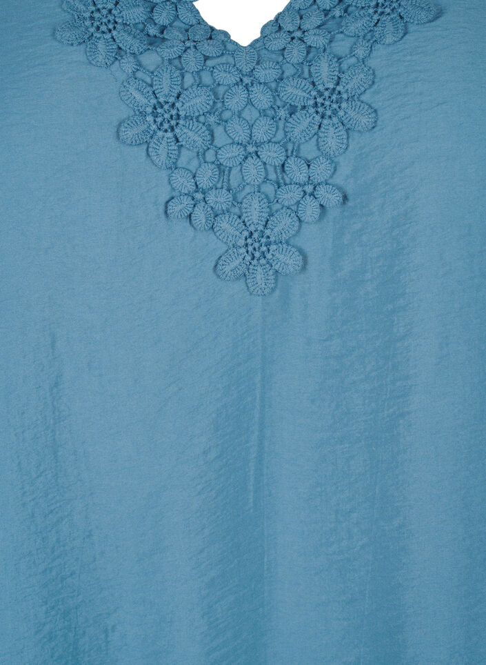 Chemisier en viscose avec col en V et détails brodés, Bleu Clair, Packshot image number 2