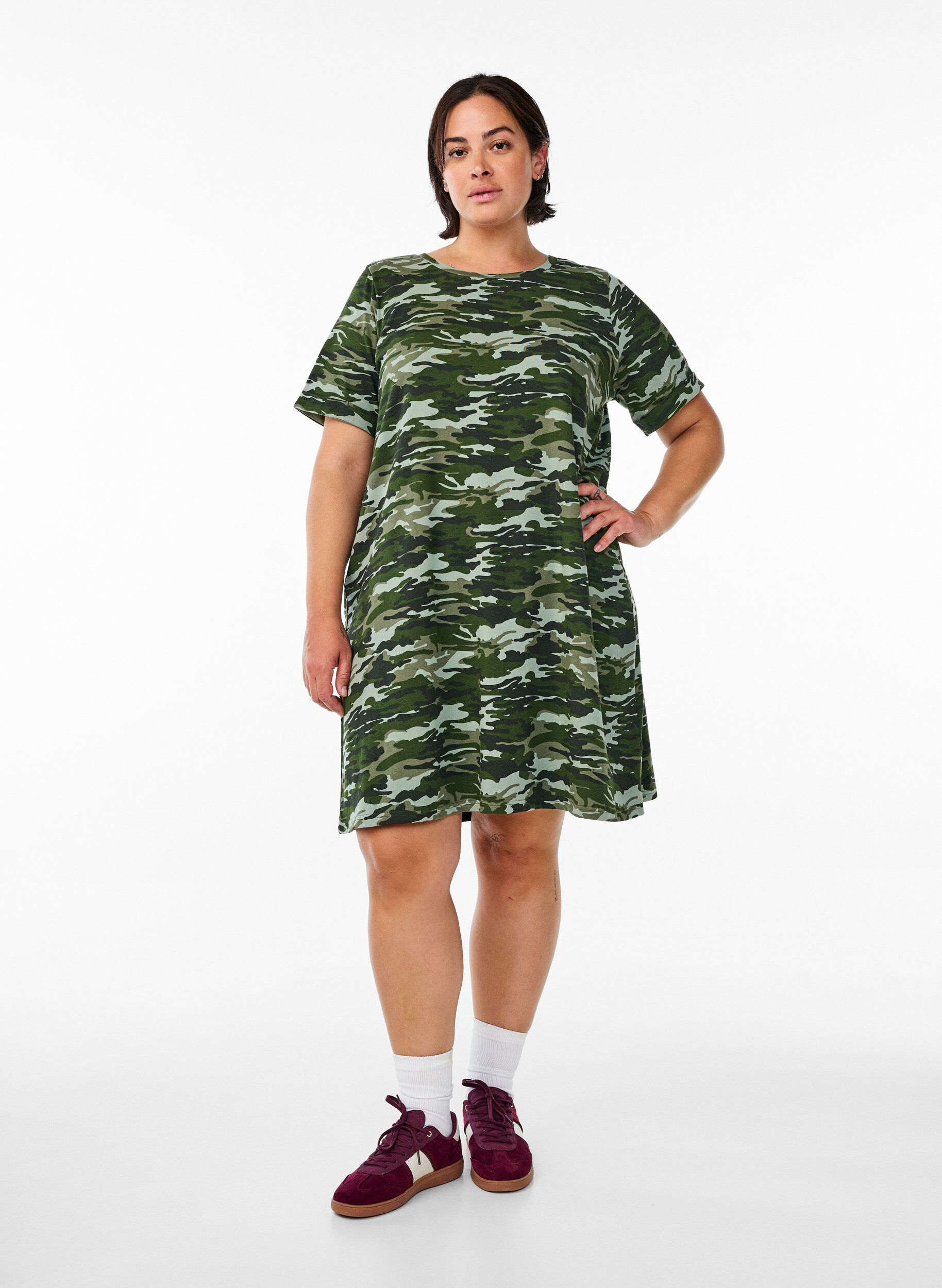 Zizzi Robe T-shirt courte en jersey de coton, Vert Kaki, Model image number 1