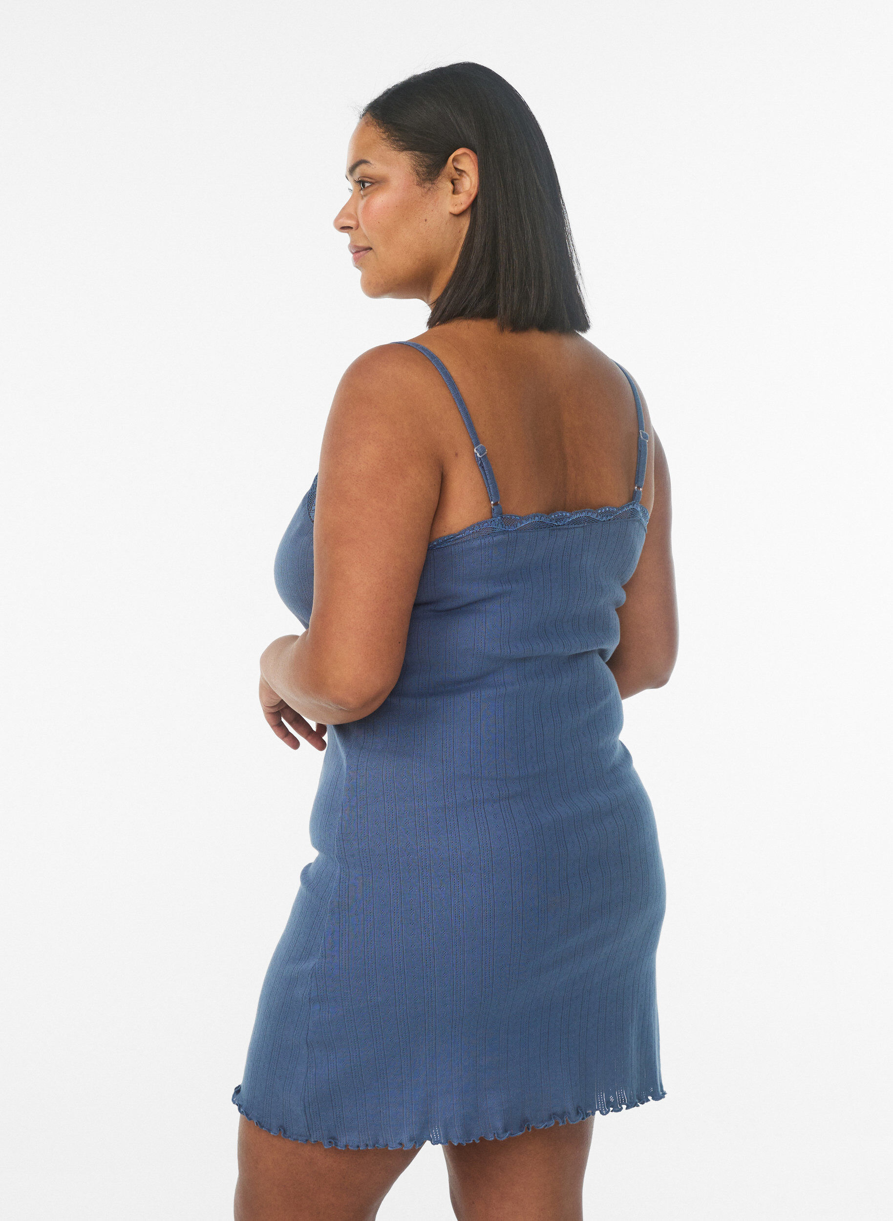 Zizzi Chemise de nuit &agrave; fines bretelles et motif textur&eacute;, Bleu, Model image number 2