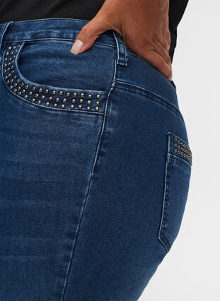 Nille jeans met hoge taille en klinknagels, Medium Blue denim, Model image number 2