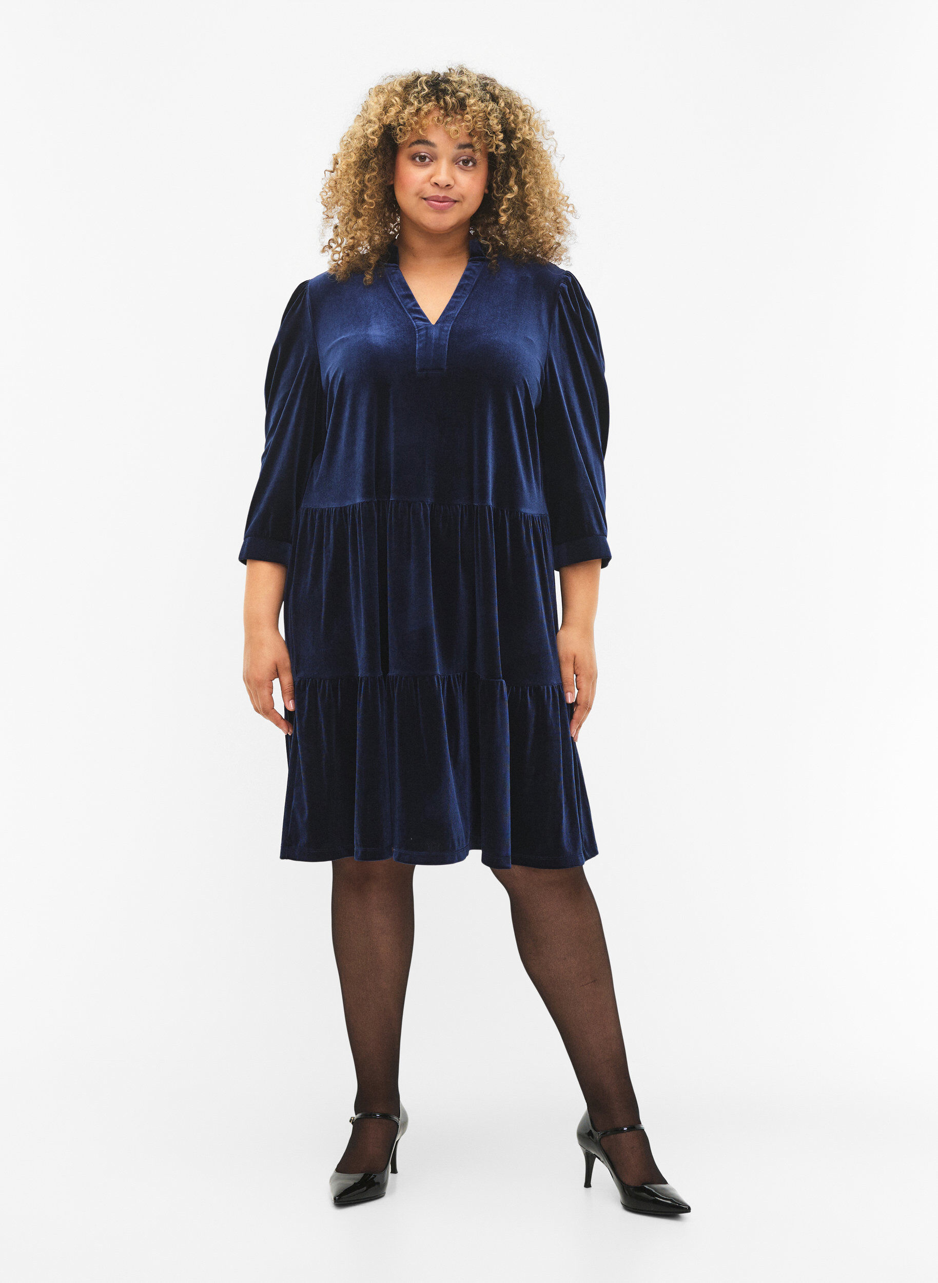 Zizzi Robe en velours avec col &agrave; volants et manches 3/4., Navy Blazer, Model image number 3