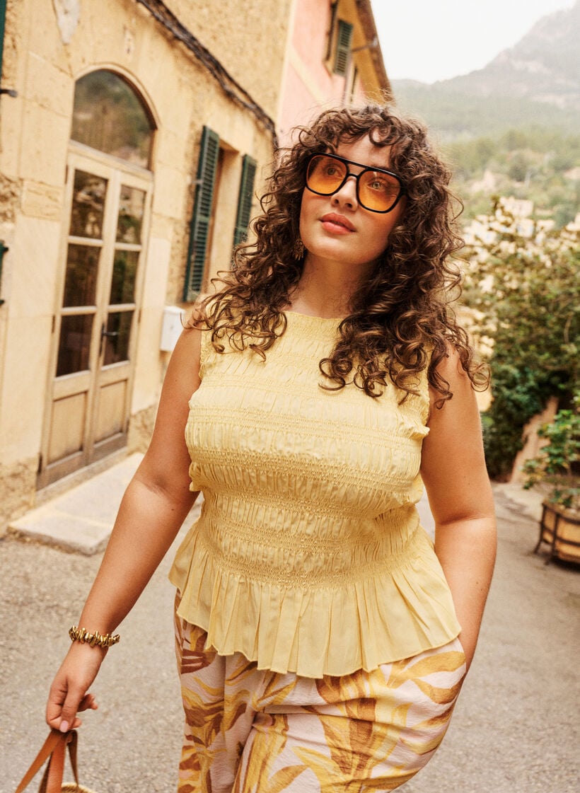 Haut smock&eacute; avec col bateau et basque, Jaune clair, Image image number 0