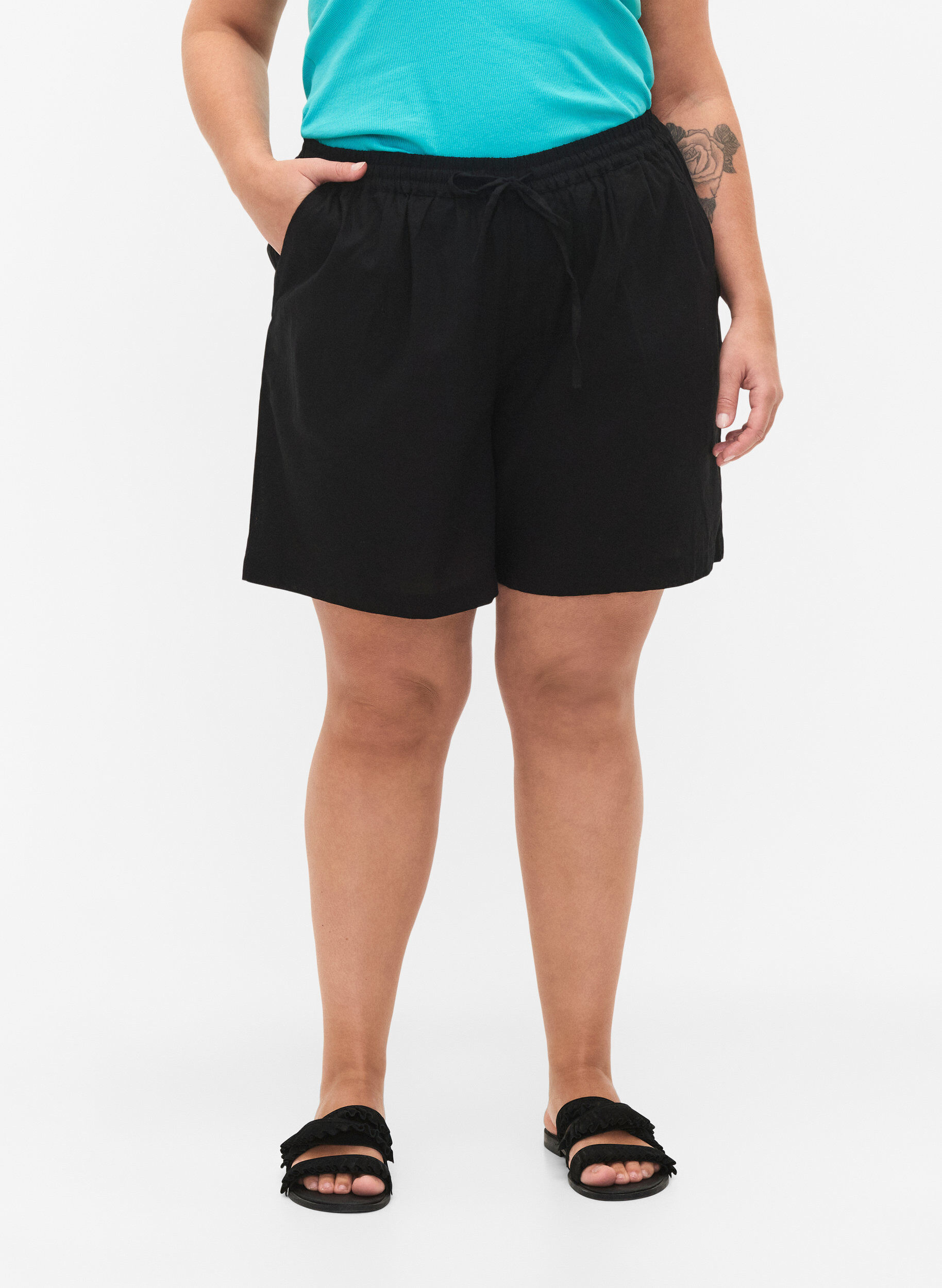 Zizzi Short ample en coton m&eacute;lang&eacute; avec du lin, Black, Model image number 2