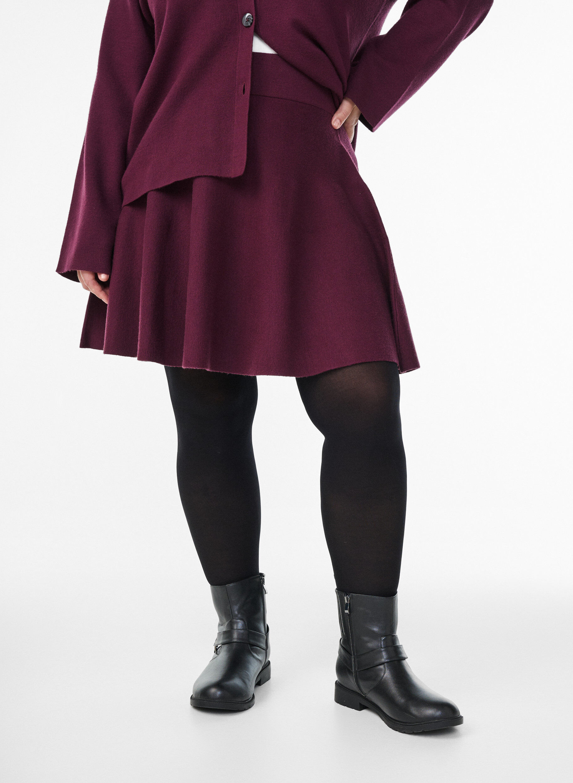 Zizzi Jupe courte en maille &agrave; coupe &eacute;vas&eacute;e, Bordeaux fonc&eacute;, Model image number 3