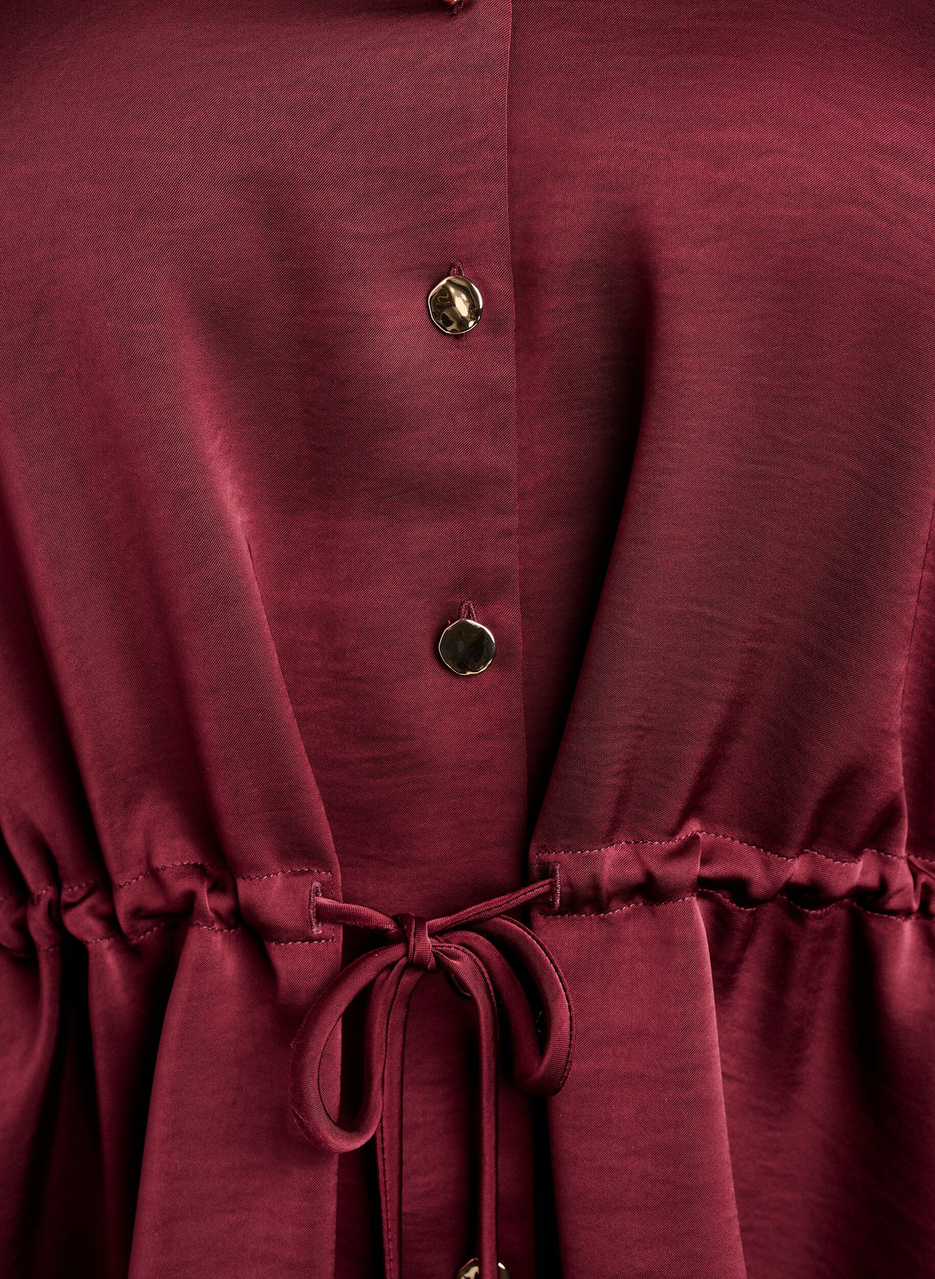 Zizzi Blouse de soir&eacute;e satin&eacute;e avec boutons et taille ajustable, Bordeaux fonc&eacute;, Packshot image number 2