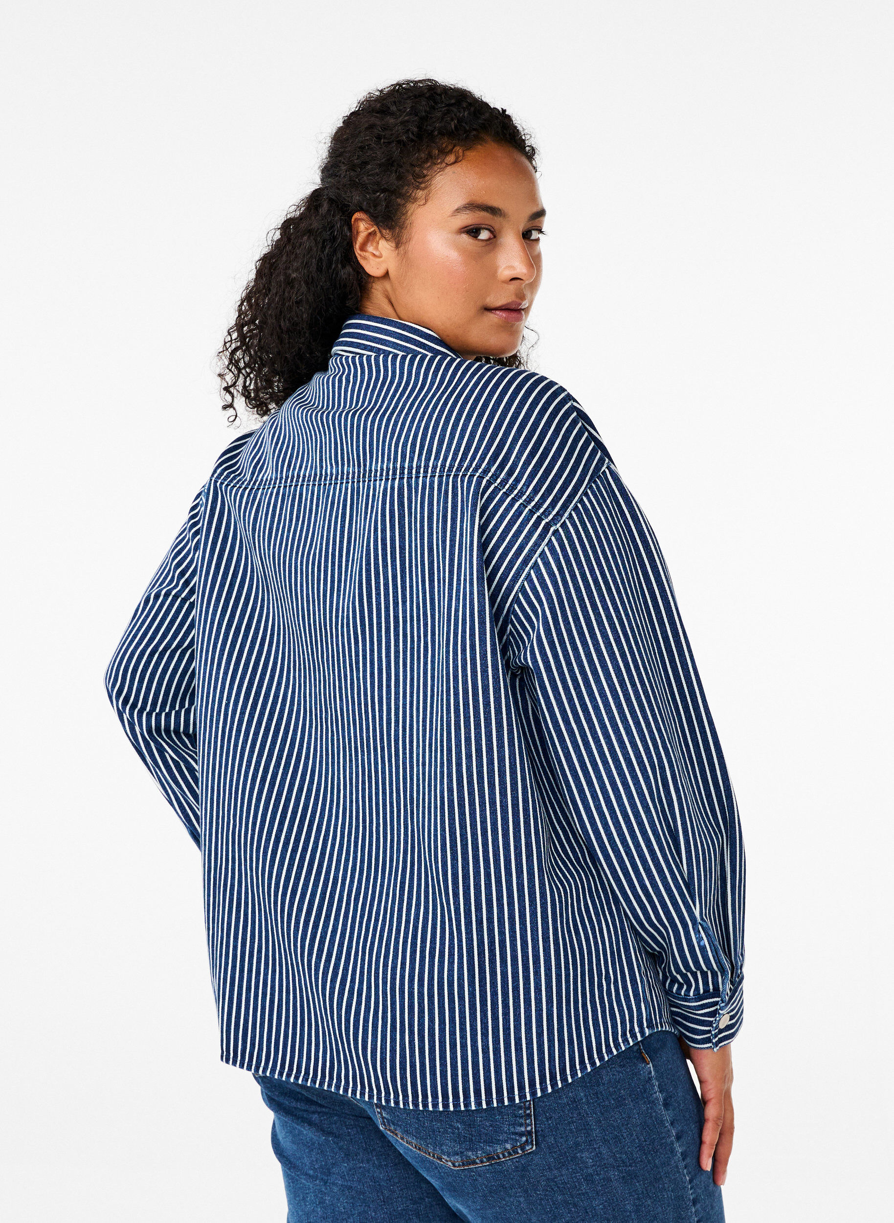 Zizzi Chemise en jean de couleur unie dot&eacute;e de poches sur la poitrine, Blue Denim Stripe, Model image number 1