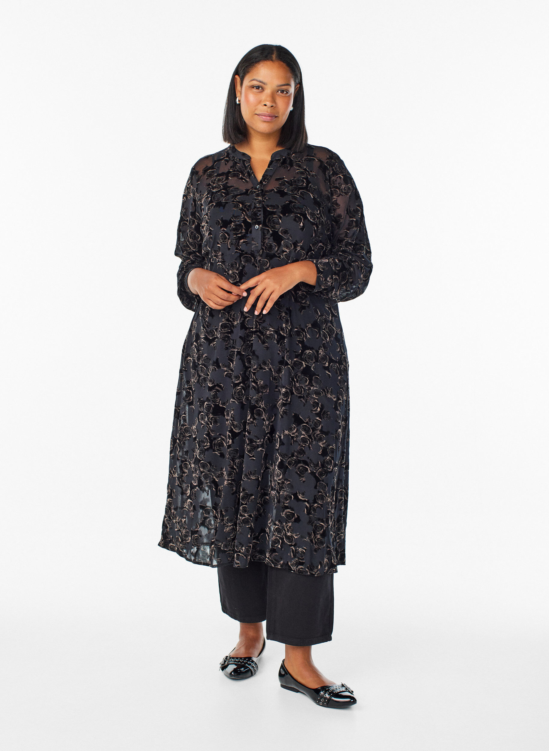 Robe mi-longue en maille avec des roses en velours, Noir, Model