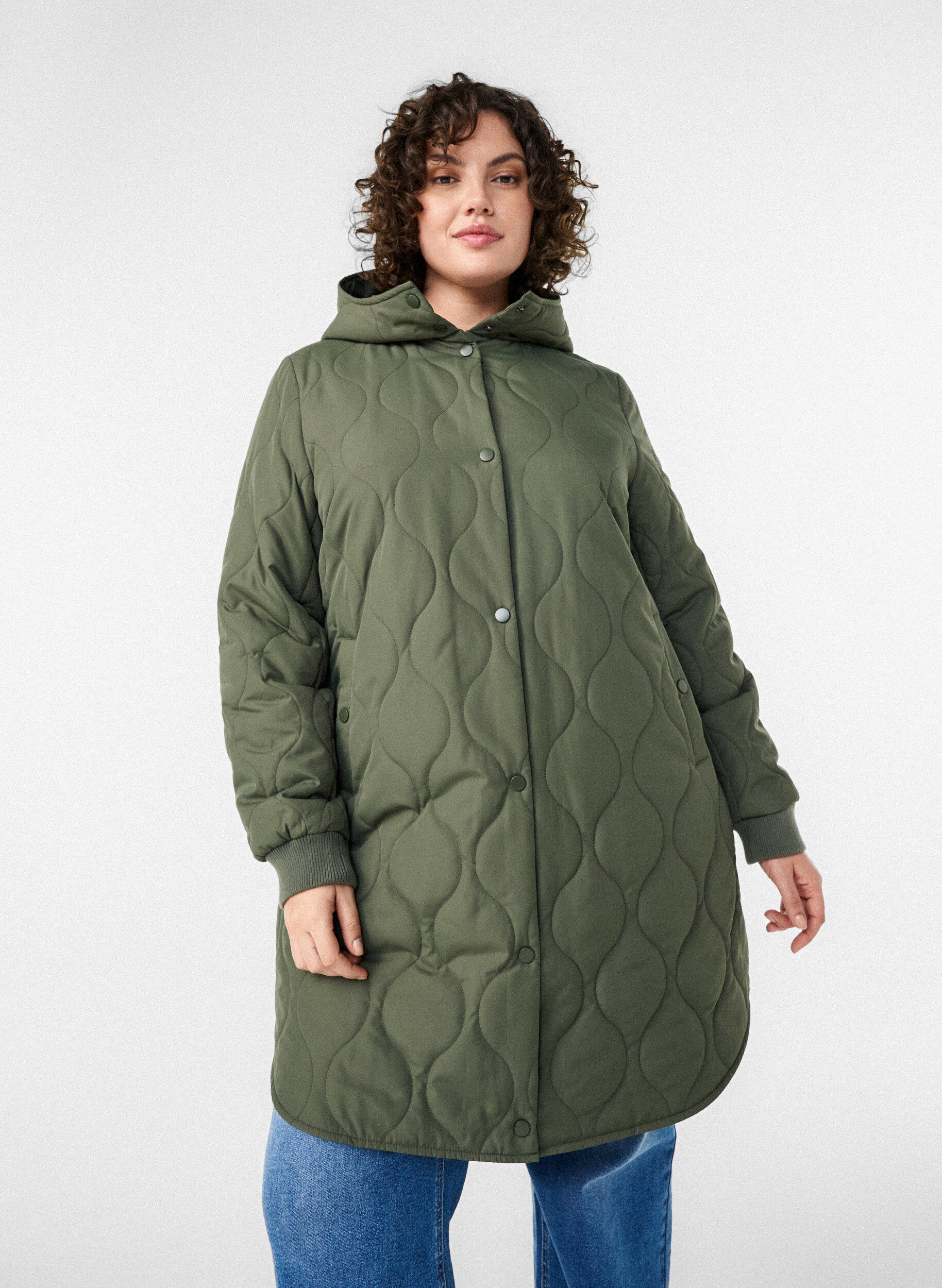 Zizzi Veste matelass&eacute;e mi-longue avec capuche, Vert, Model image number 3