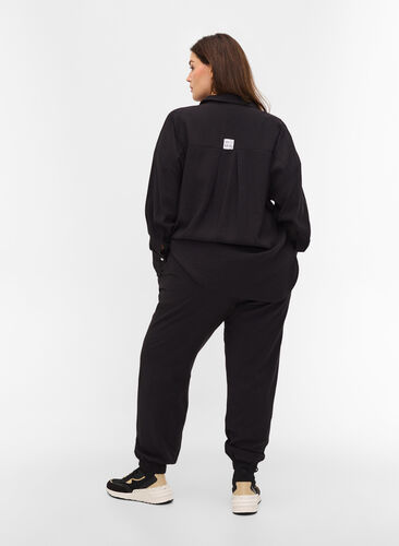 Pantalon ample en viscose avec bord élastiqué et poches, Black, Model image number 1