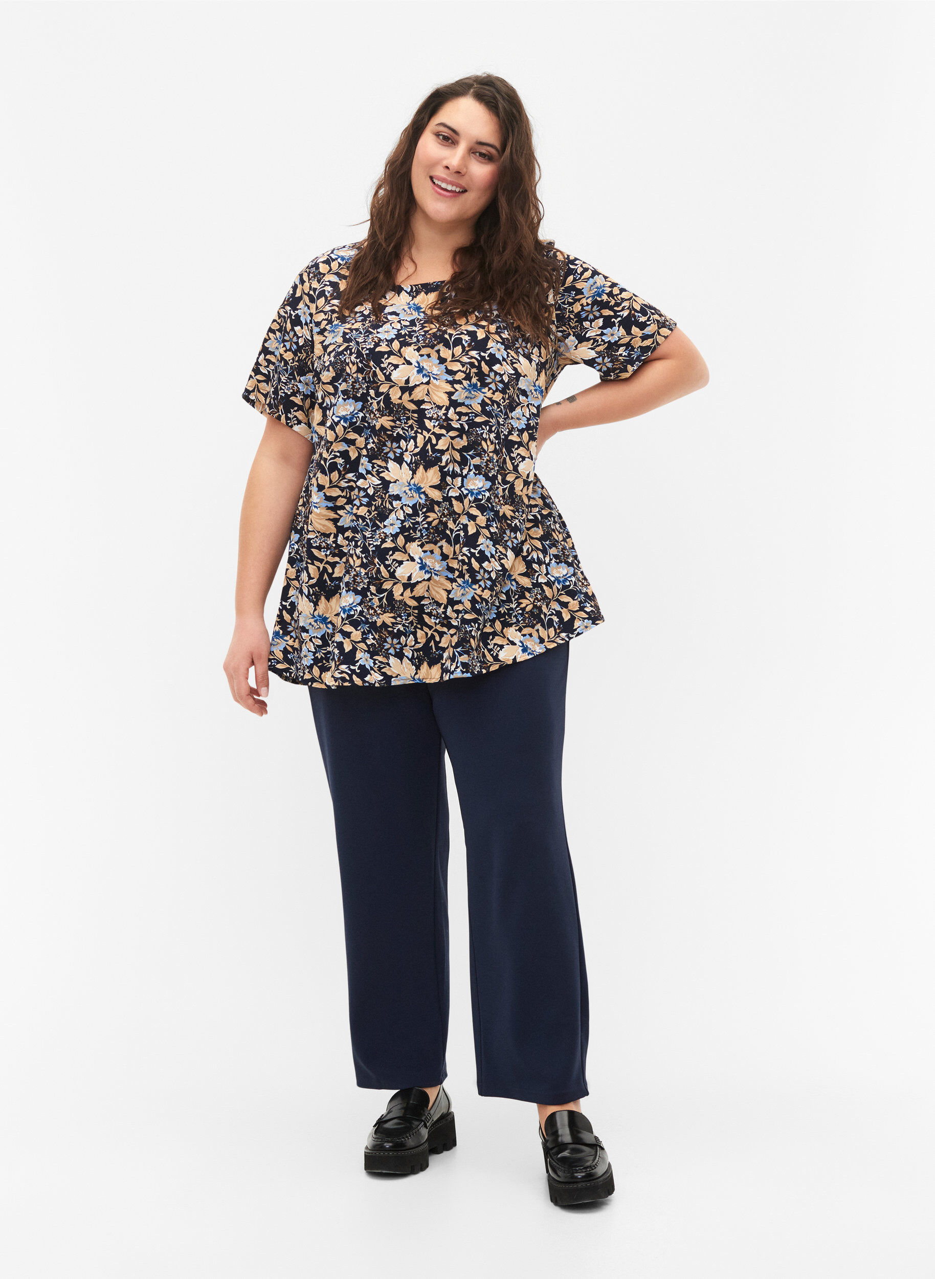 Zizzi	 FLASH - Blouse met korte mouwen en print, Brown Blue Flower, Model image number 2