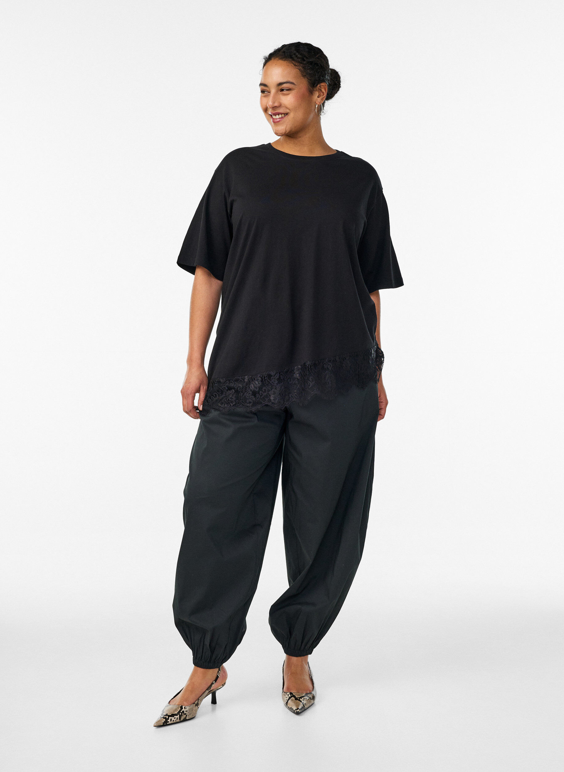 ZizziT-shirt avec ourlet asym&eacute;trique en dentelle, Noir, Model image number 1