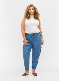 Pantalon cargo en look denim avec poches, Light blue denim, Model