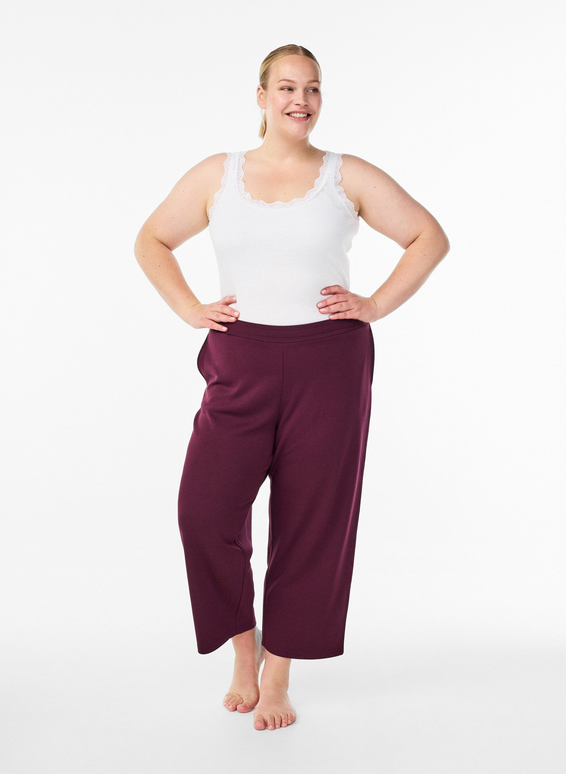 Pantalon 7/8 en modal m&eacute;lang&eacute; avec poches, Bordeaux fonc&eacute;, Model