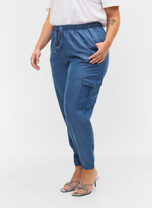 Pantalon cargo en look denim avec poches, Medium Blue, Model image number 2