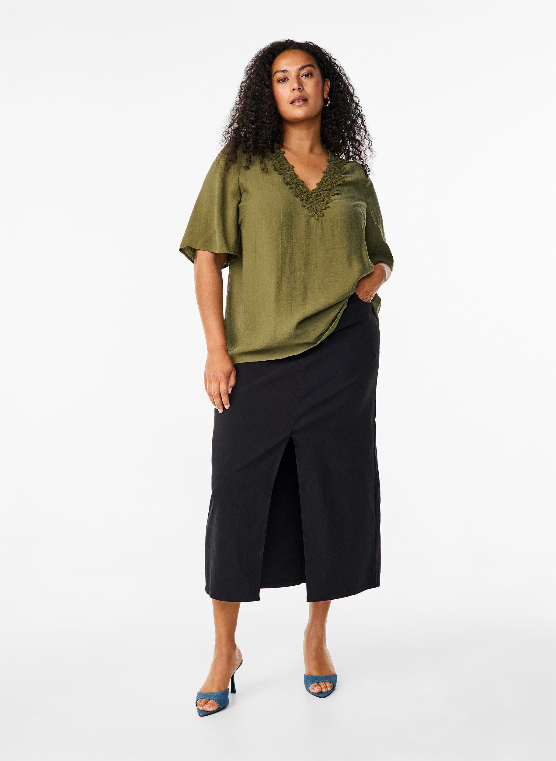 Zizzi Chemisier en viscose avec col en V et d&eacute;tails brod&eacute;s, Vert, Model image number 1