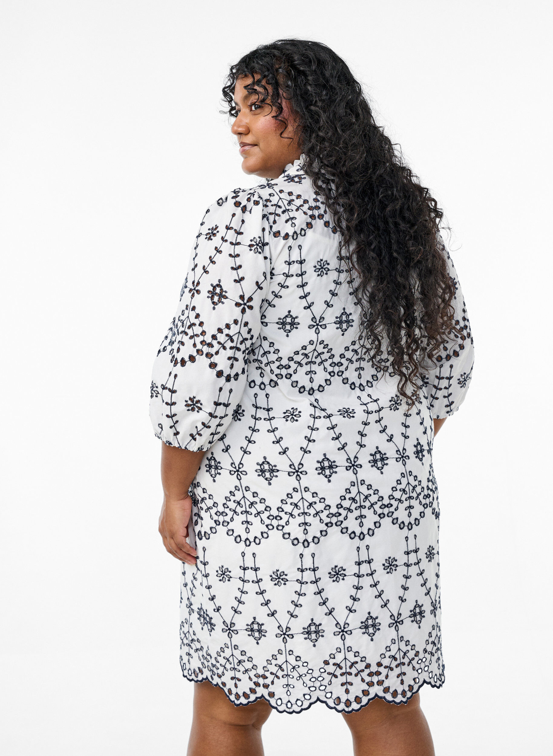 ZizziJurk met contrasterende broderie anglaise, White w. Navy Blazer, Model image number 1