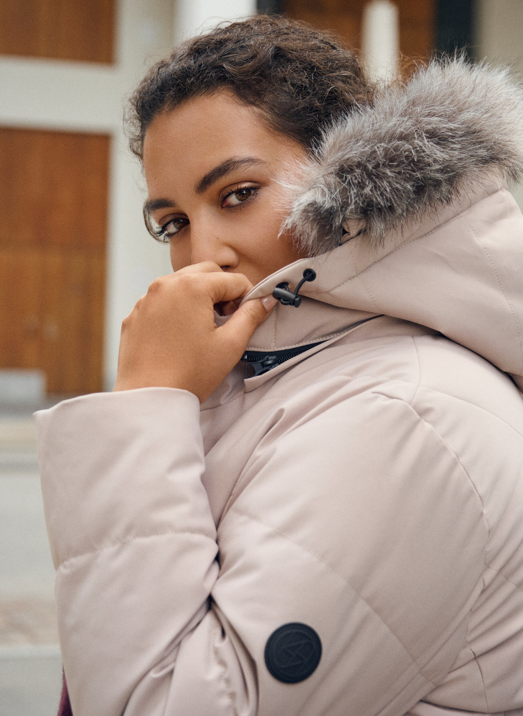 ZizziLange winterjas met haaksluitingen en een nep bontkraag, Beige, Image image number 0