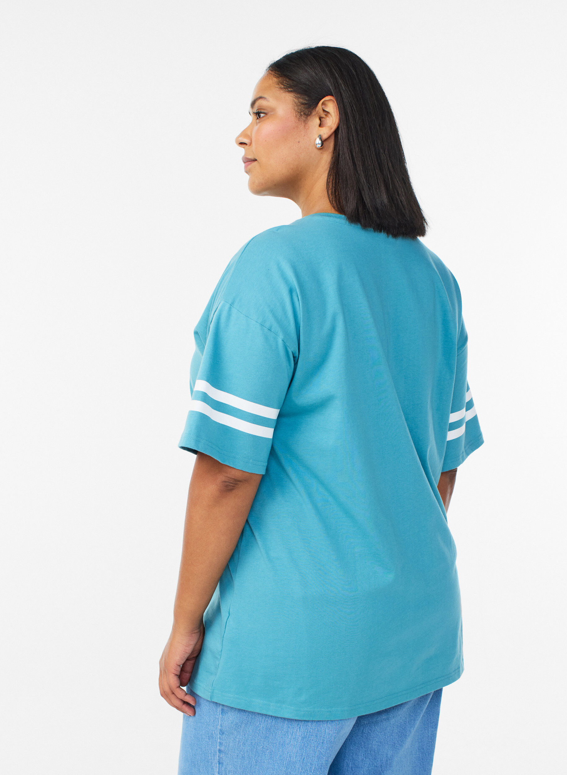 Zizzi T-shirt coll&egrave;ge oversize et sportif, Bleu, Model image number 2