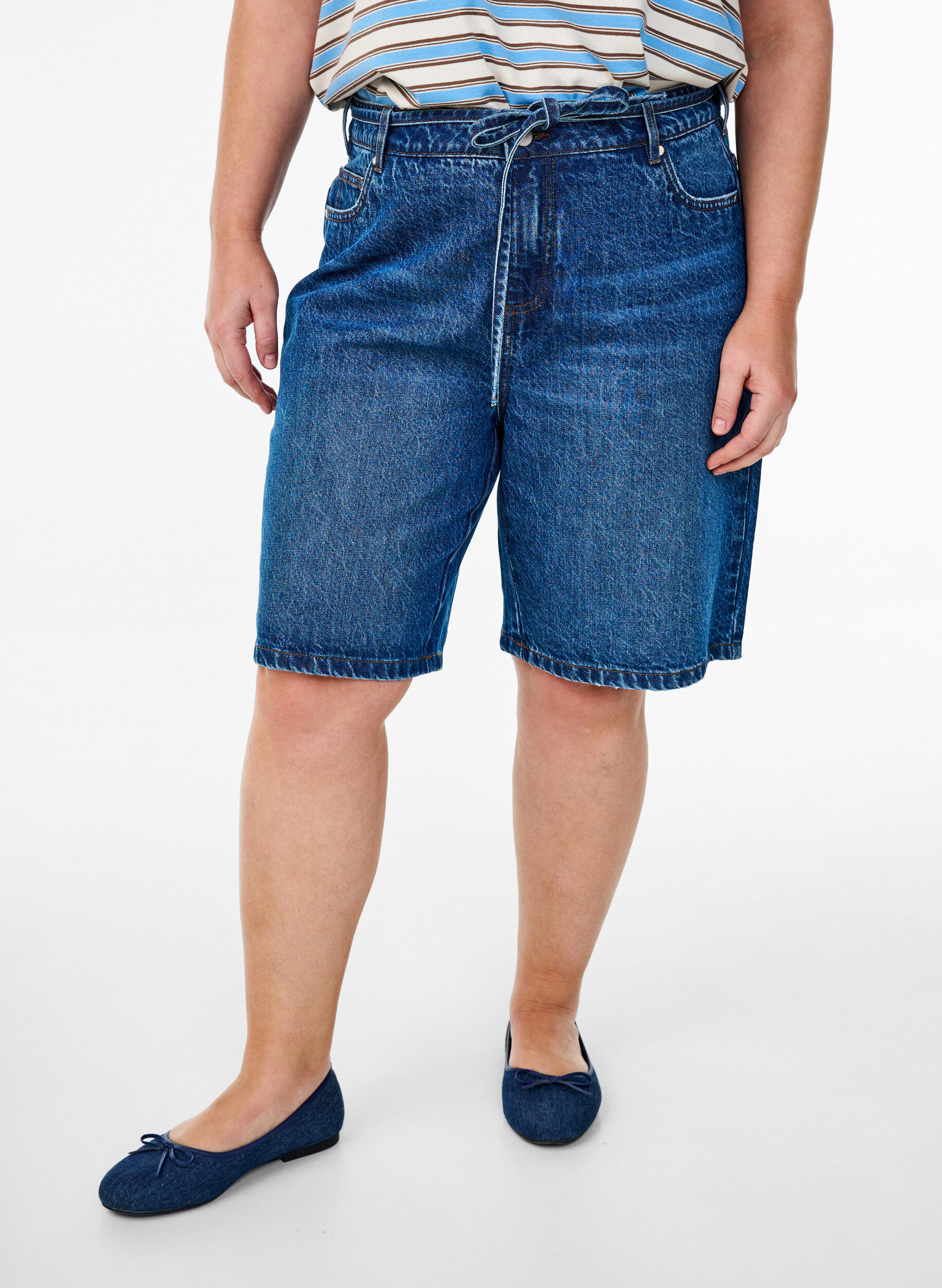 ZizziStrakke pasvorm denim shorts met strikriem, Blauw, Model image number 3
