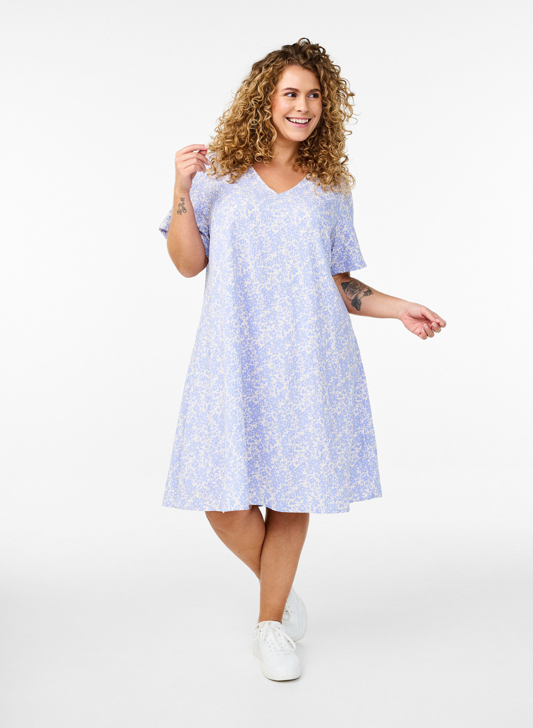 Zizzi Robe &agrave; manches courtes avec col en V, Bleu, Model image number 1