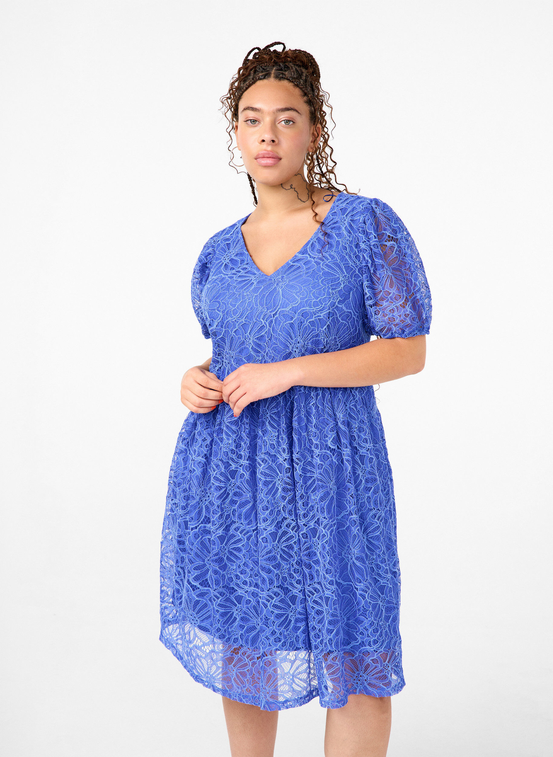 Zizzi Robe en dentelle &agrave; manches courtes avec col en V, Dazzling Blue, Model image number 0