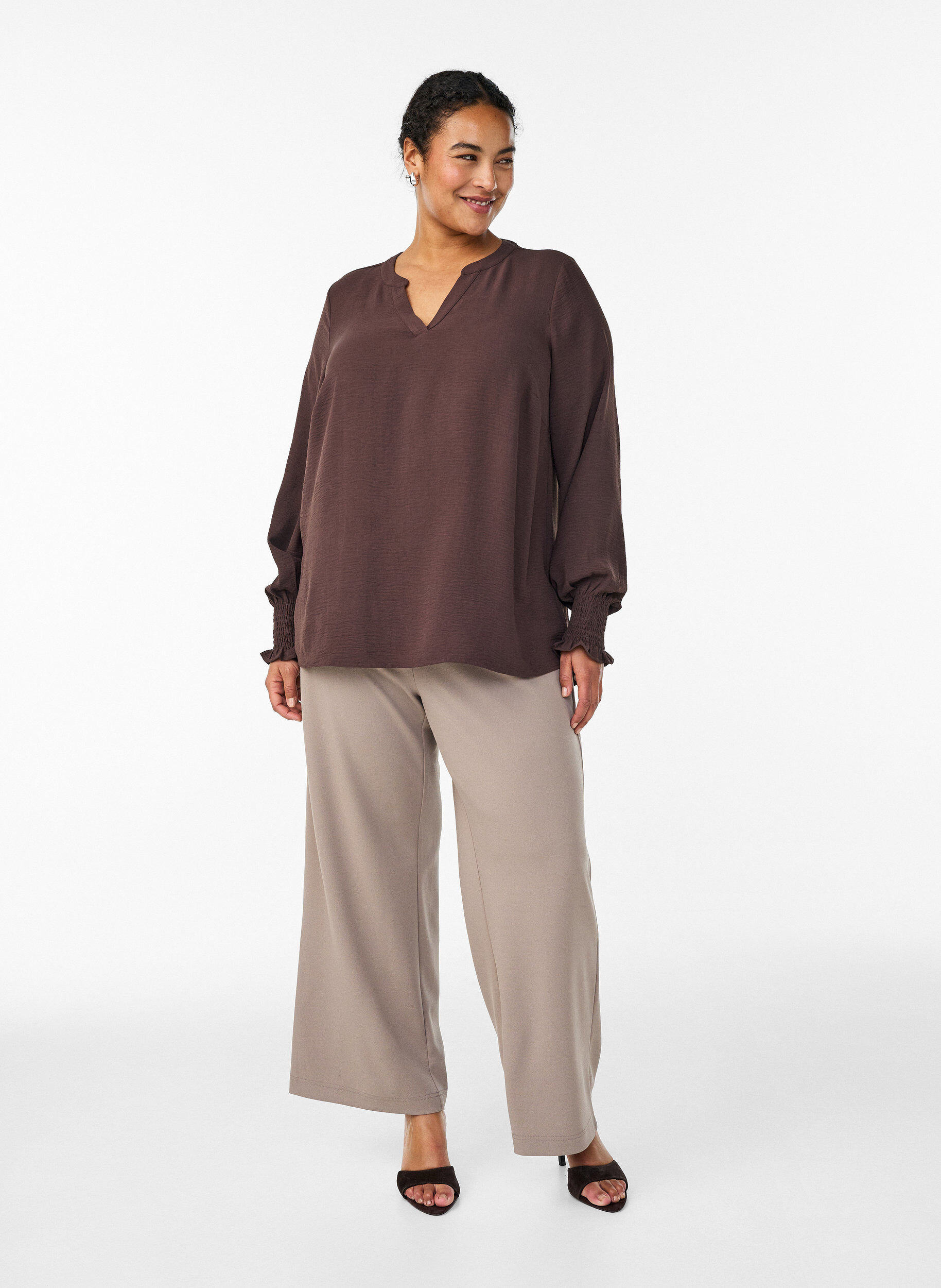 Zizzi Blouse avec poignets smock&eacute;s et col en V, Marron, Model image number 1