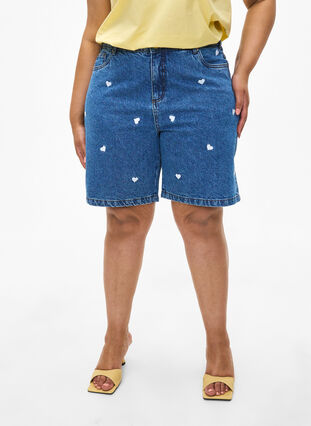 Shorts en jean taille haute ornés de cœurs brodés, Light Blue Heart, Model image number 2