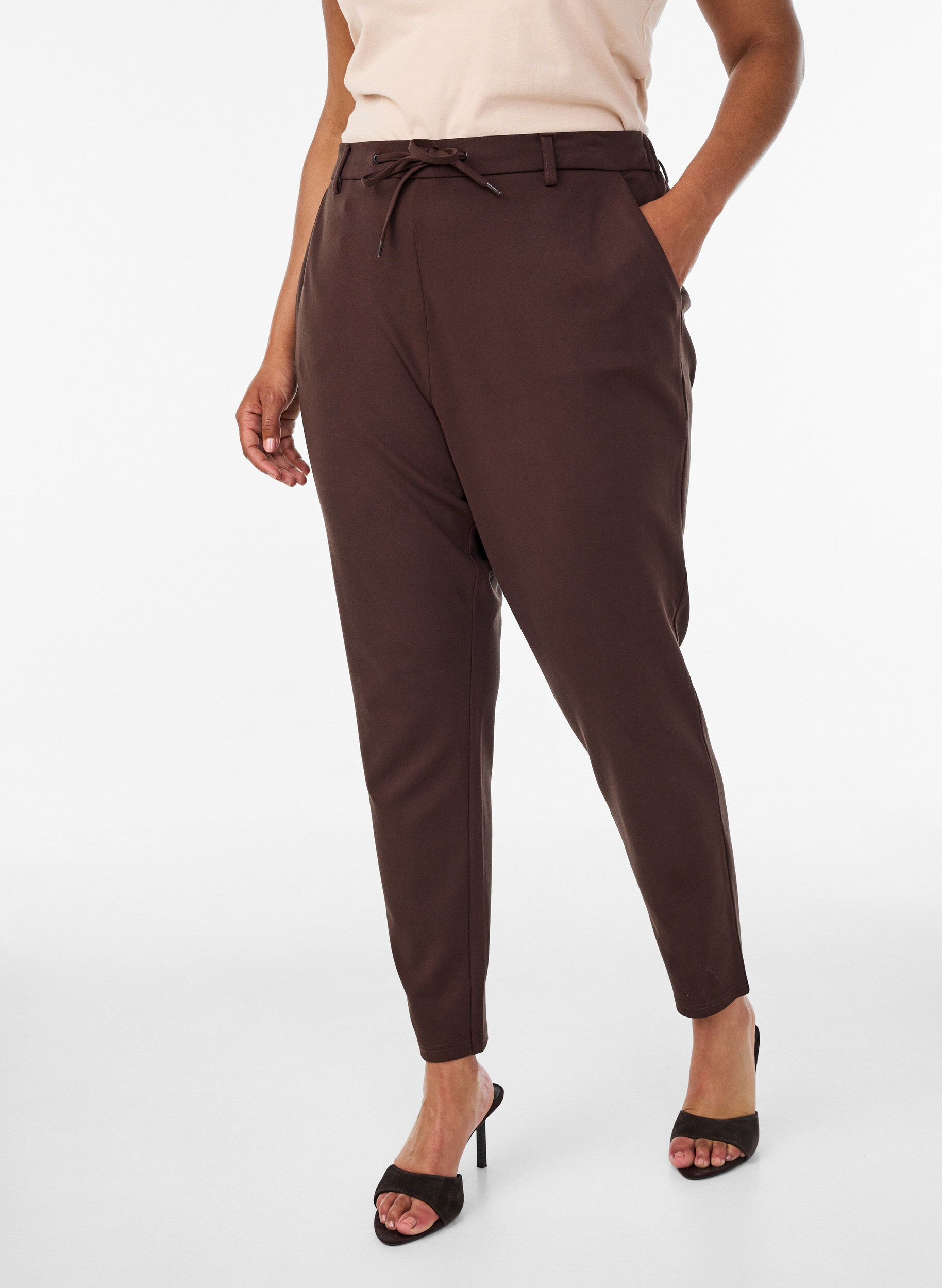 ZizziCropped Maddison broek, Bruin, Model image number 2