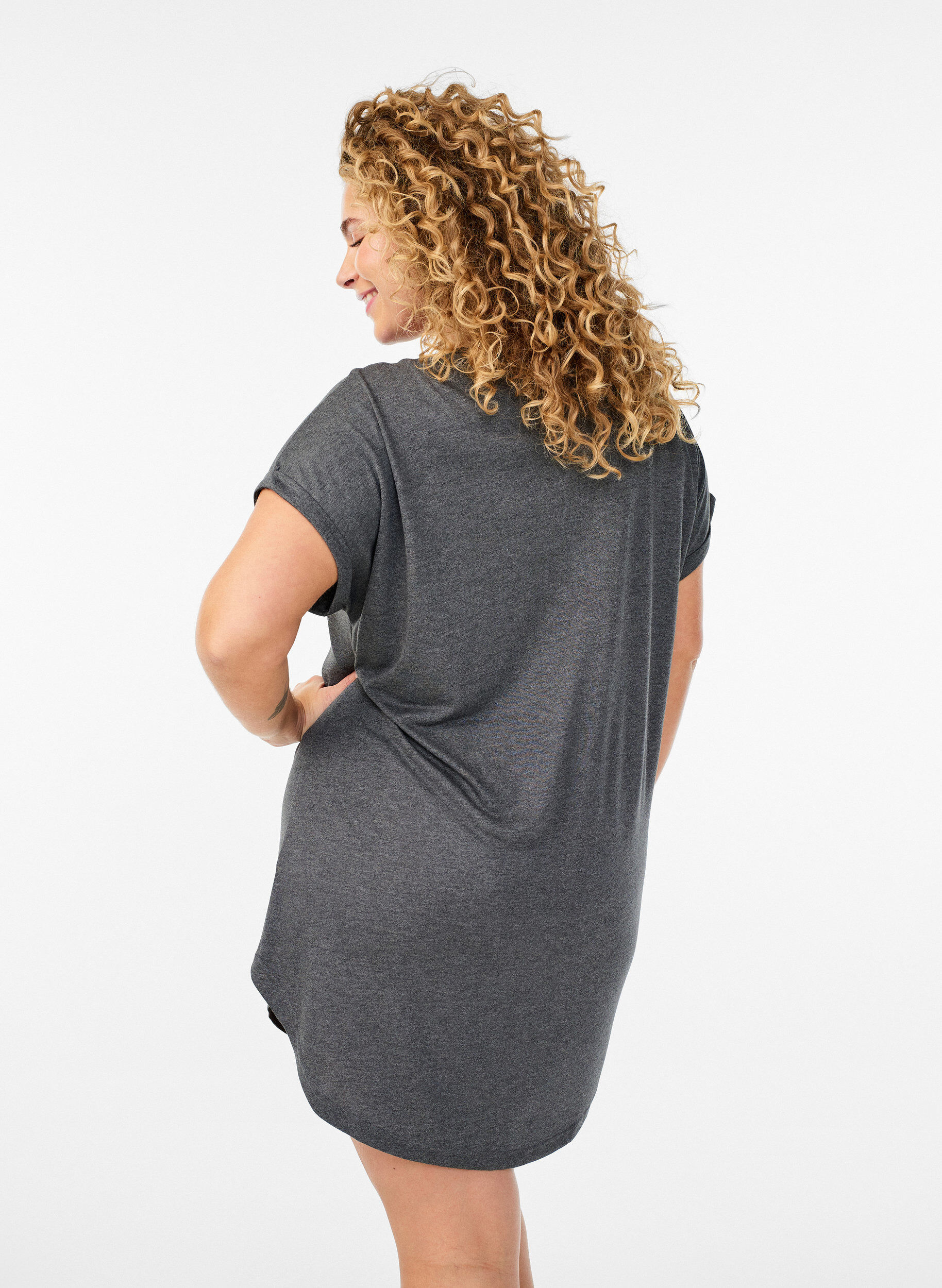 Zizzi Chemise de nuit &agrave; manches courtes avec imprim&eacute; de texte, Noir, Model image number 2