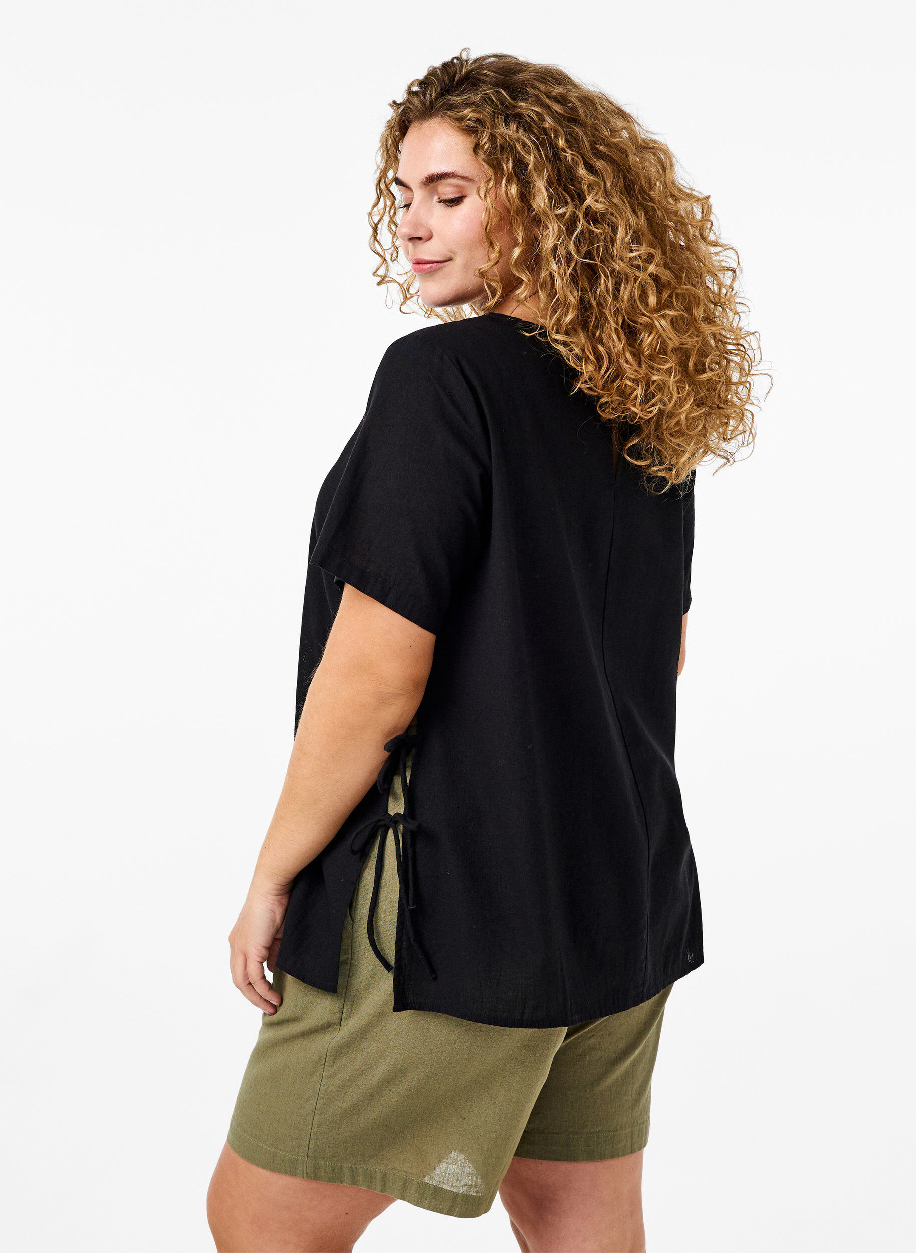 Zizzi Short ample en m&eacute;lange de coton avec du lin, Deep Lichen Green, Model image number 1