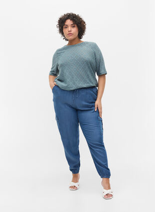 Pantalon cargo en look denim avec poches, Medium Blue, Model image number 3
