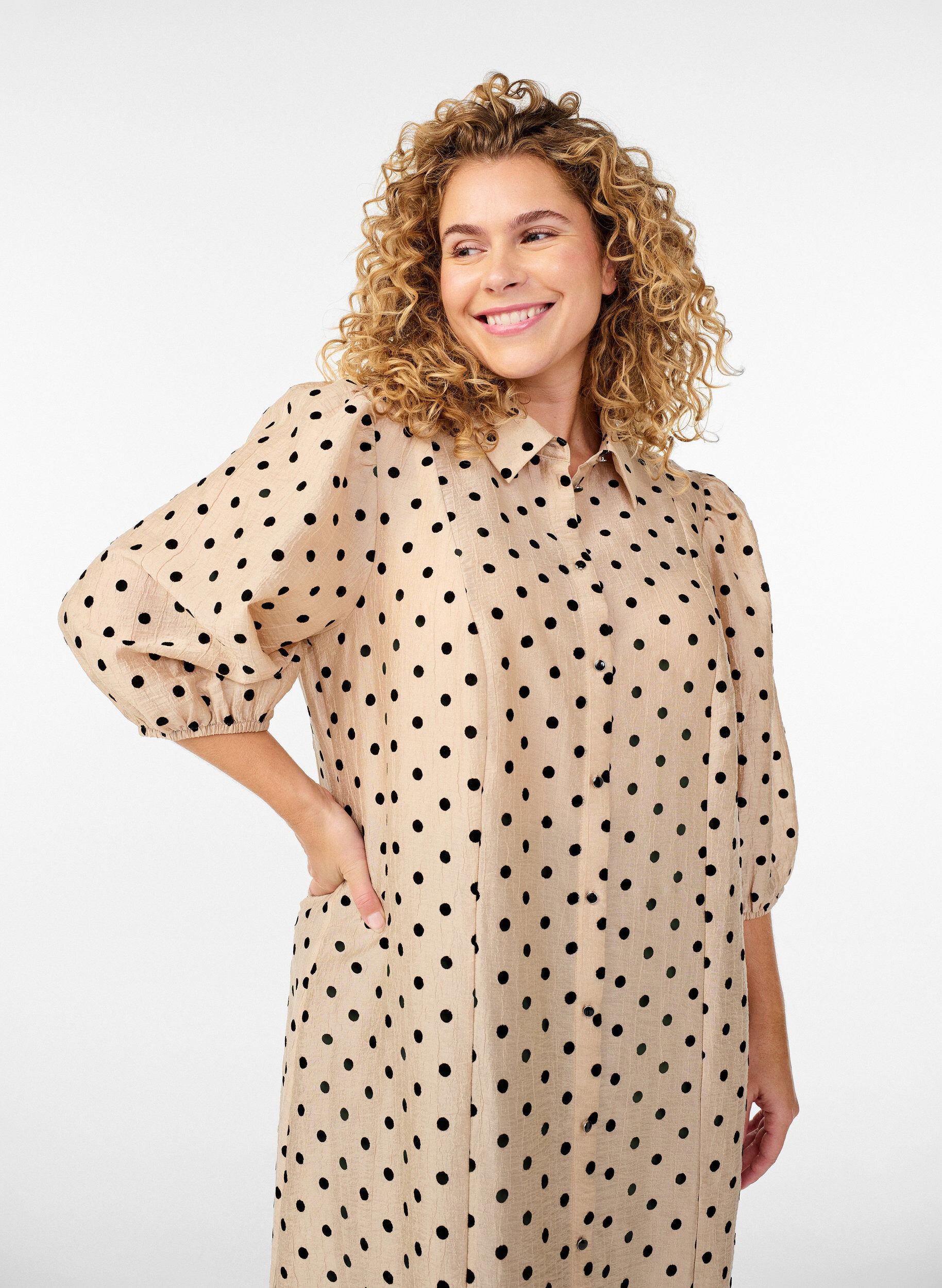 ZizziMidi overhemdjurk met polka dots en 3/4 mouwen, Beige, Model image number 2