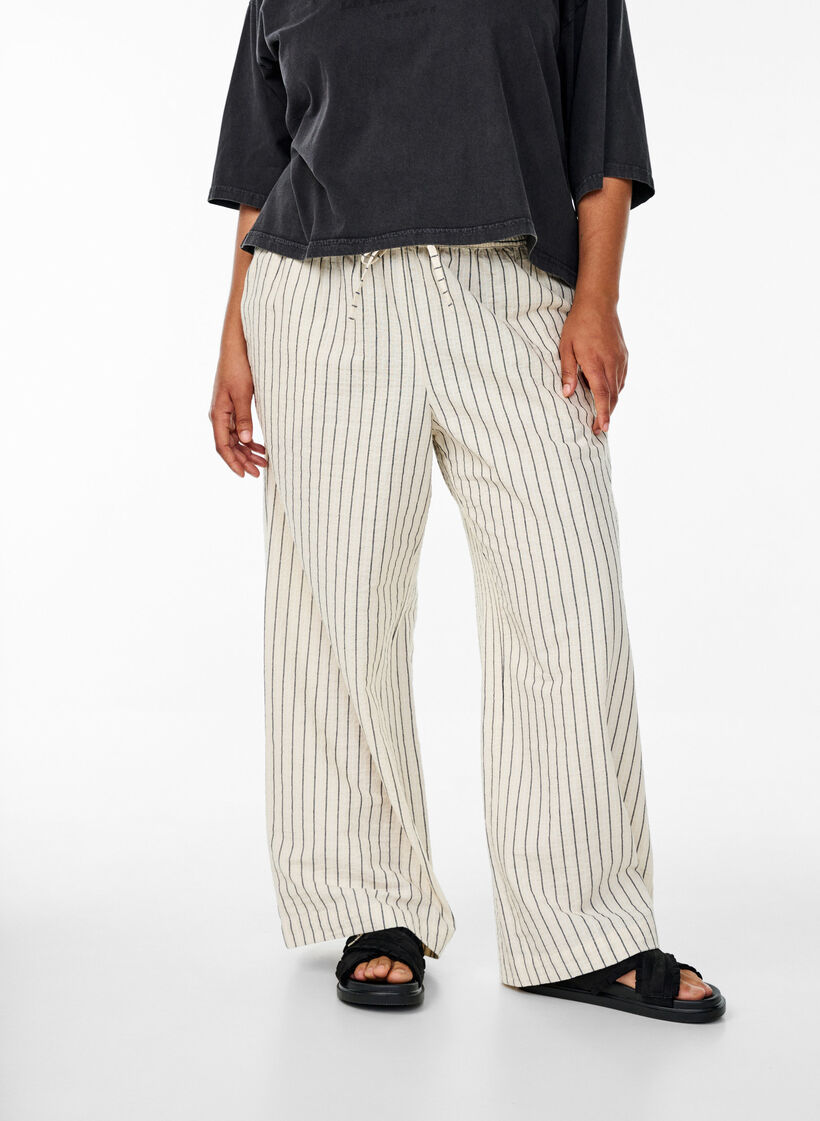 Pantalon ample avec taille haute et poches, Vanille, Model image number 2