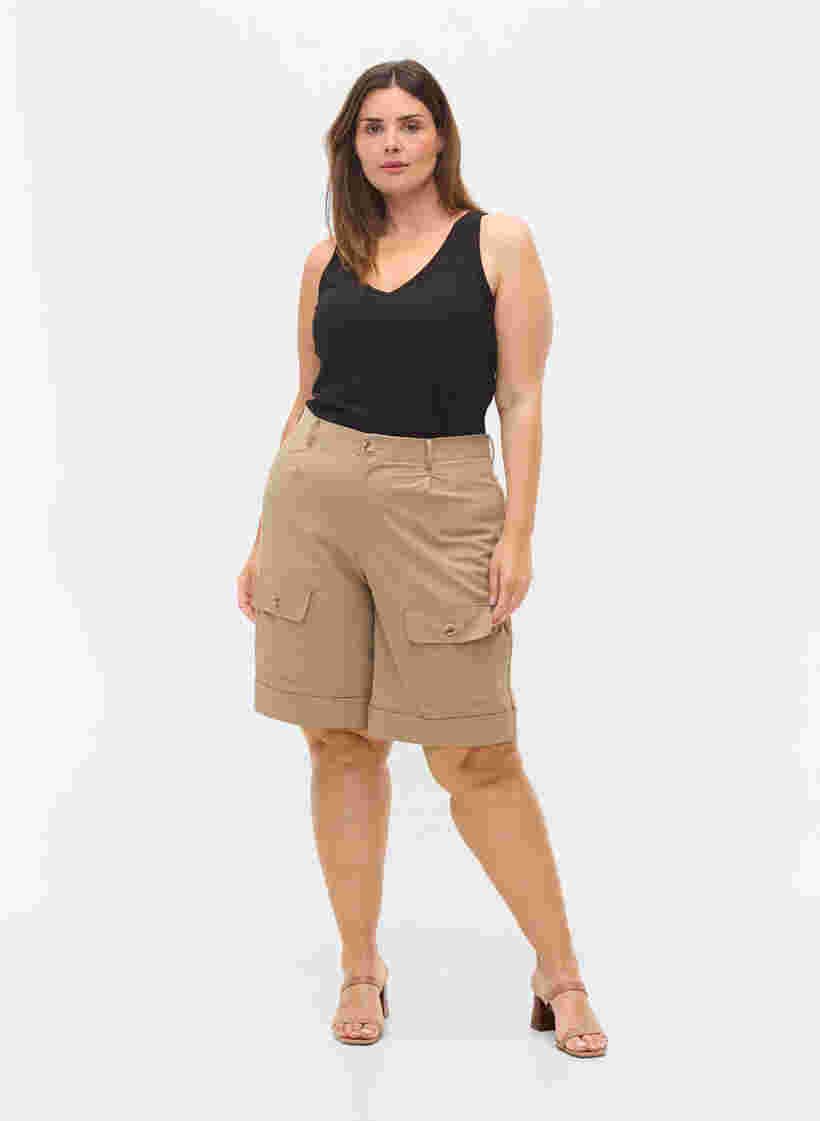 Korte broek met klepzakken, Humus, Model image number 0