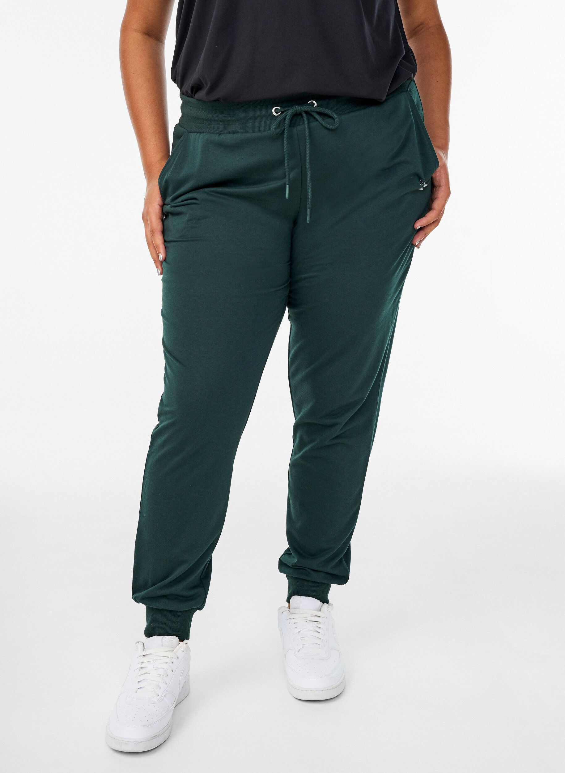 Zizzi Pantalon de surv&ecirc;tement ample avec poches, Vert fonc&eacute;, Model image number 2