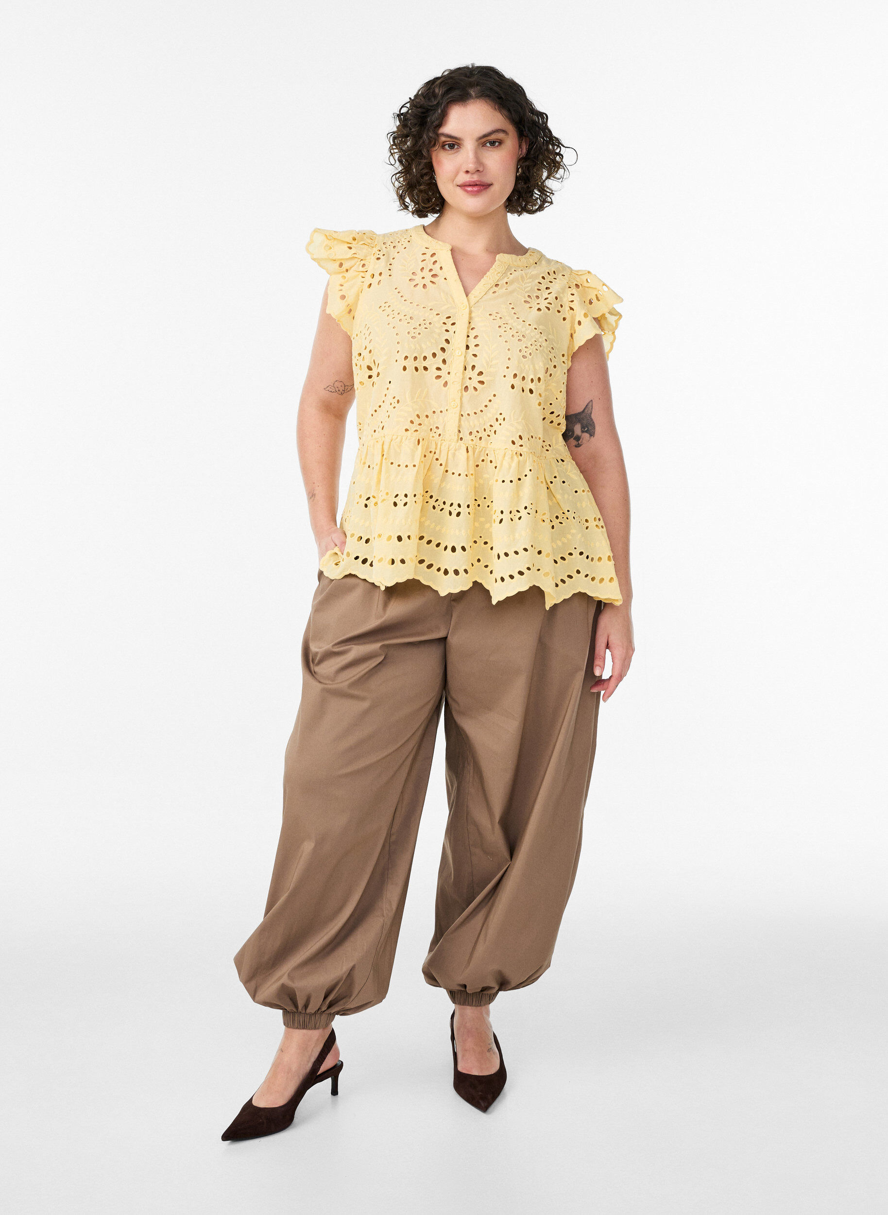 Zizzi Blouse sans manches en broderie anglaise avec volants, Jaune clair, Model image number 1