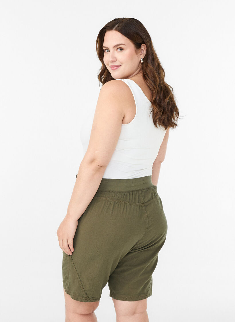 Short en coton ample avec poches, Vert, Model image number 2