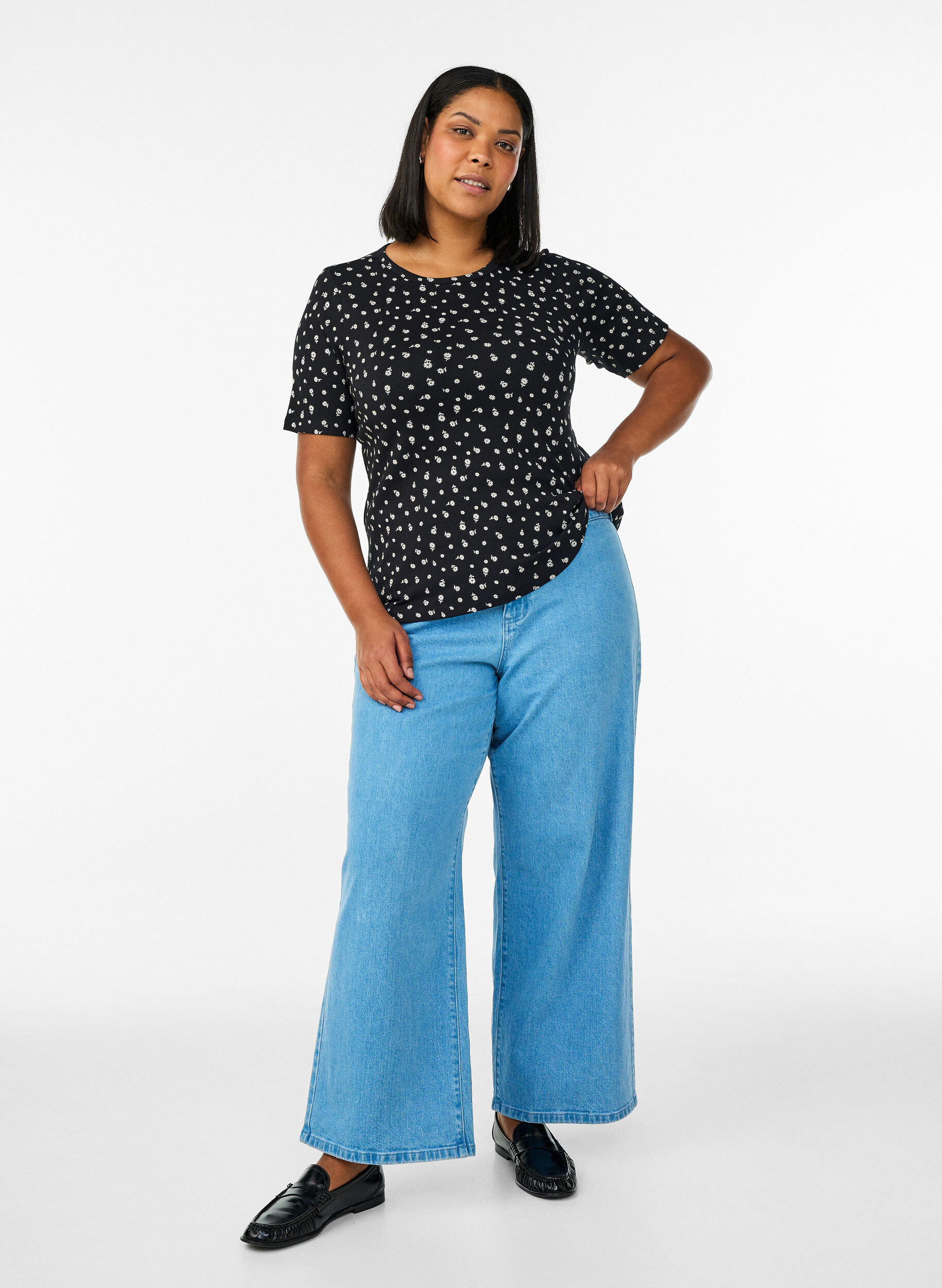 Zizzi T-shirt en coton avec imprim&eacute; int&eacute;gral, Noir, Model image number 1